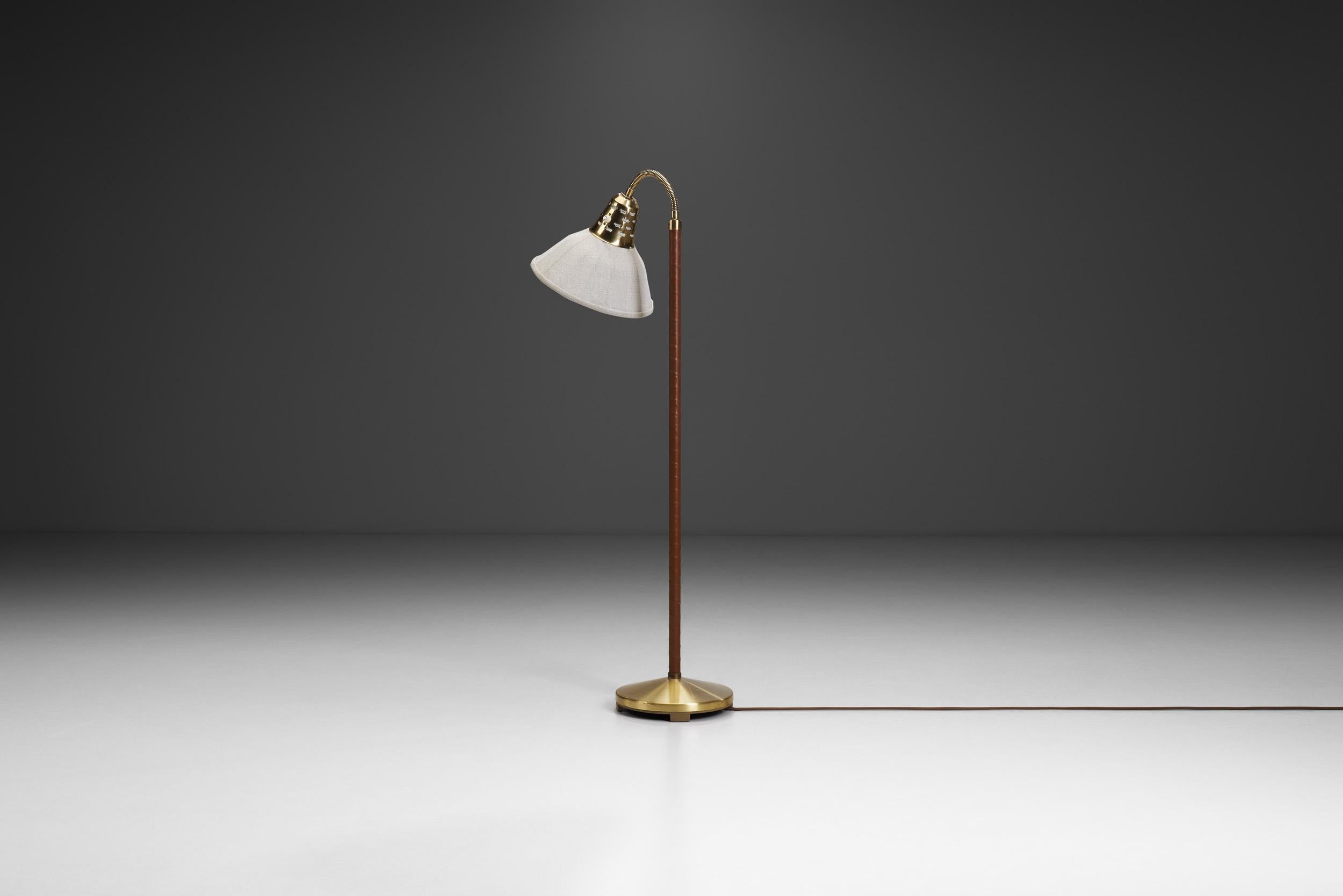Schwedische moderne Stehlampe aus Leder und Messing von ASEA, Schweden 1950er Jahre (Mitte des 20. Jahrhunderts) im Angebot