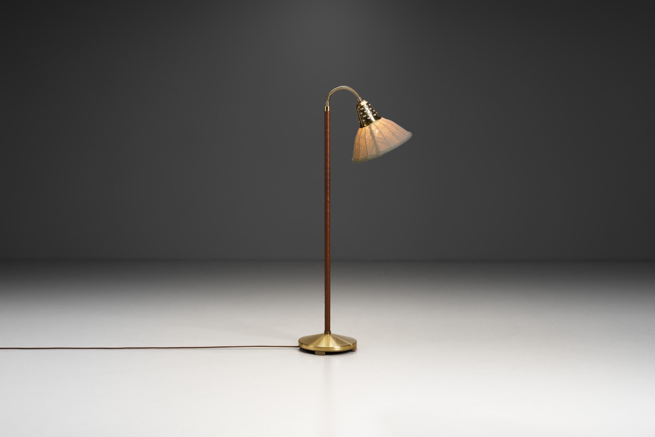 Schwedische moderne Stehlampe aus Leder und Messing von ASEA, Schweden 1950er Jahre im Angebot 1