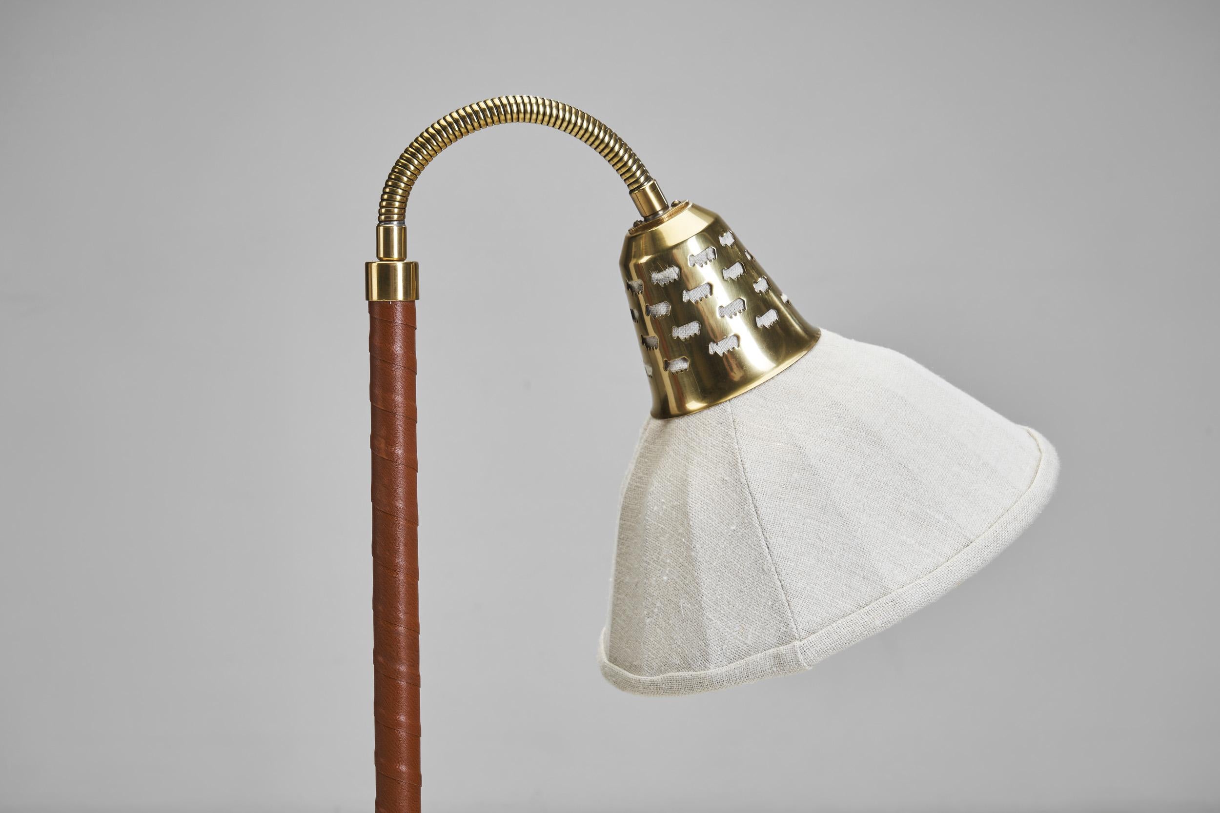 Schwedische moderne Stehlampe aus Leder und Messing von ASEA, Schweden 1950er Jahre im Angebot 3