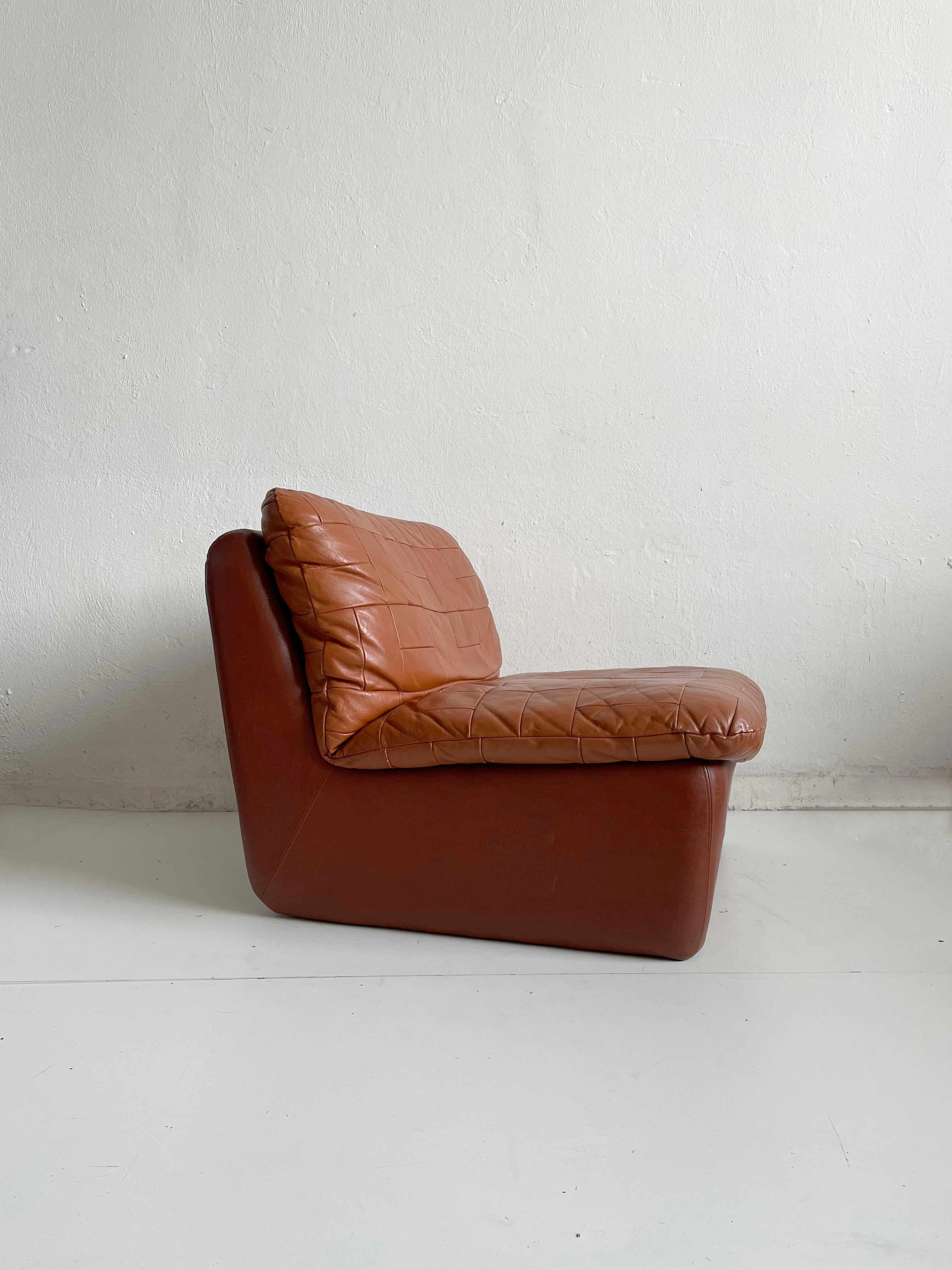 Vieux fauteuil de salon en cuir fabriqué par Overman de Suède (vers le début des années 1970). Composé d'un siège en cuir patchwork cousu à un cadre en vinyle brun caramel. 
Cuir d'origine souple et doux avec une belle patine et un bel âge avec
