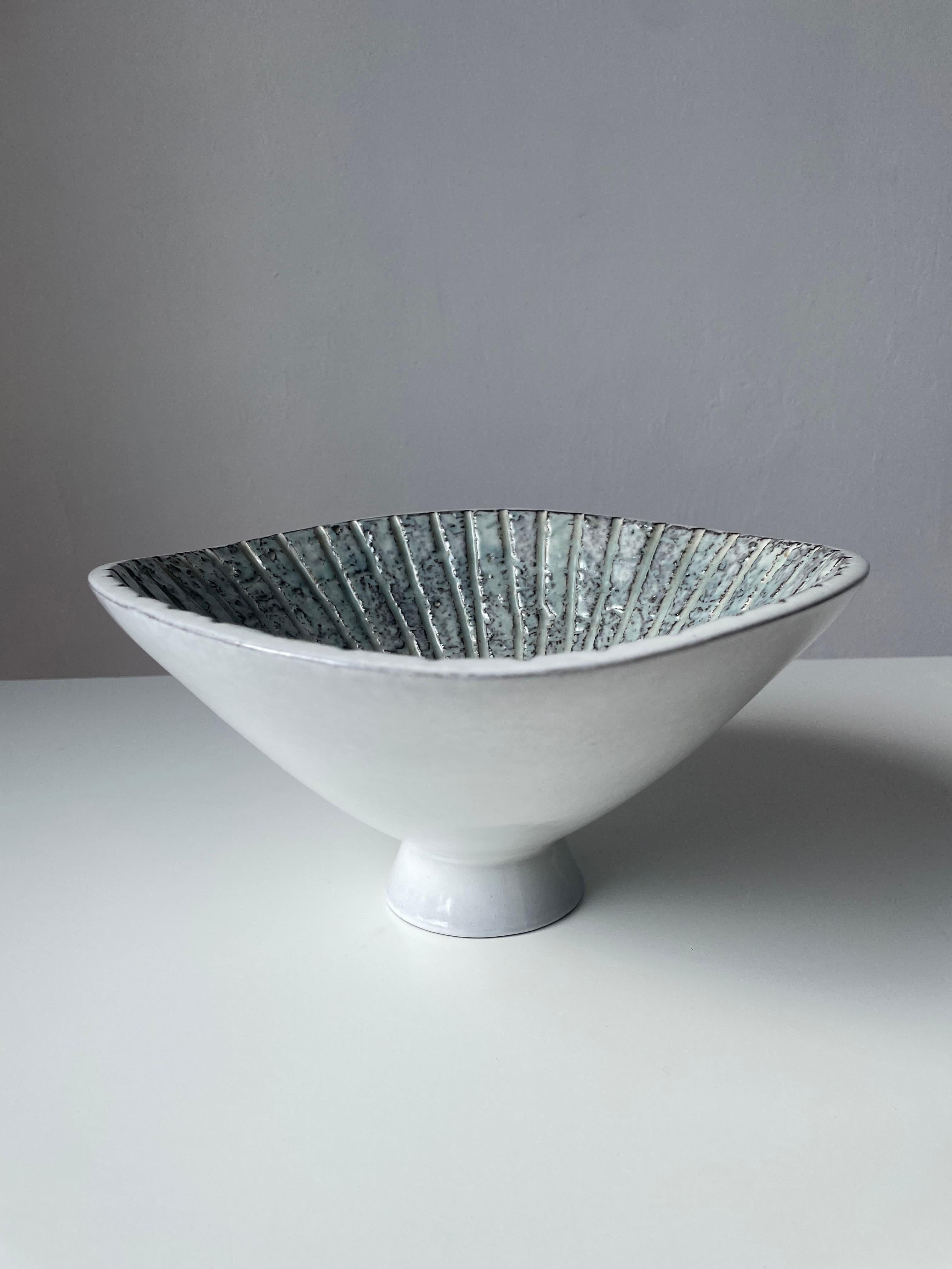 Hand-Crafted Upsala Ekeby Modern 1960s Sculptural Centerpiece Bowl For Sale
