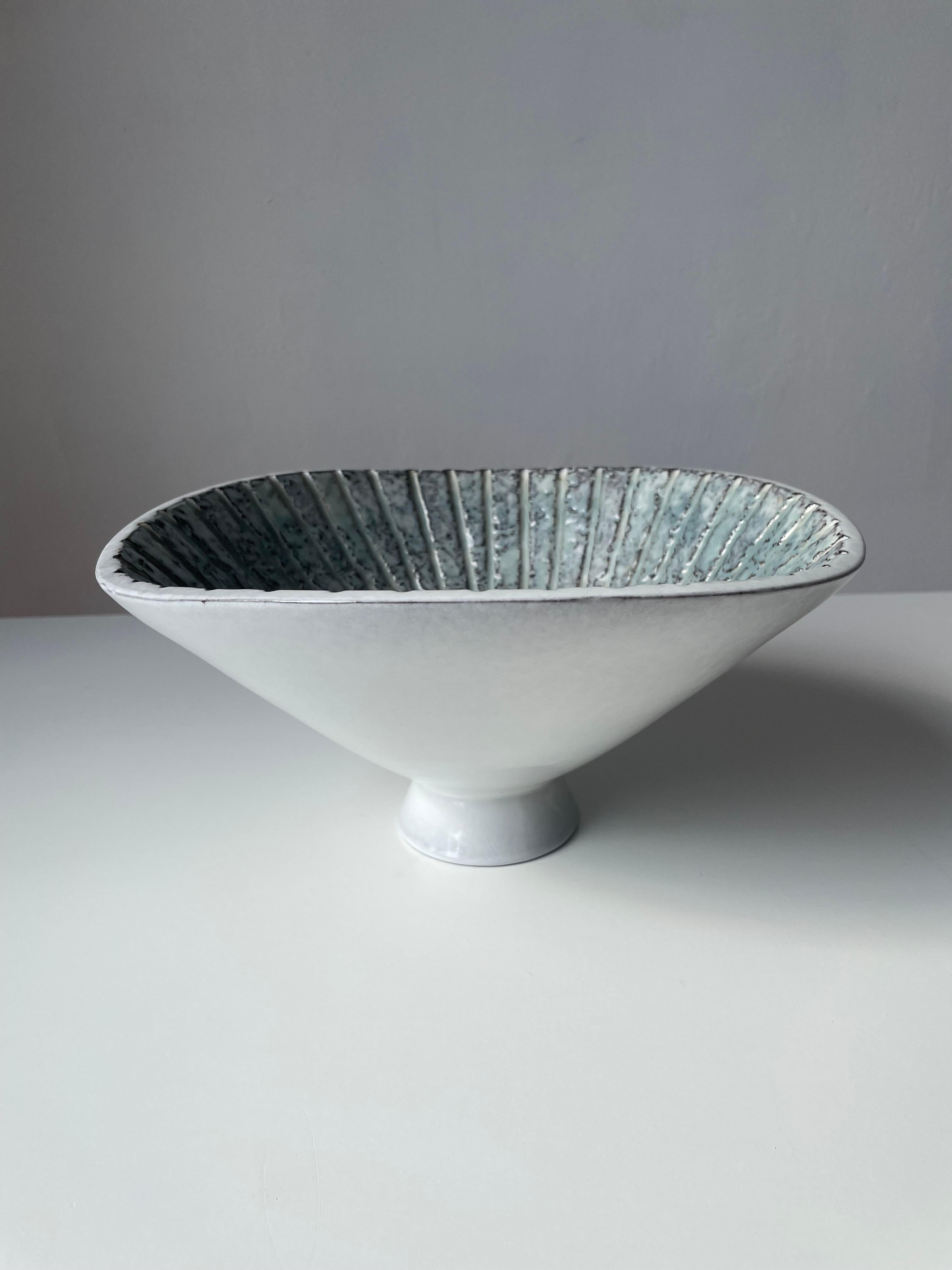 Upsala Ekeby Modern 1960s Sculptural Centerpiece Bowl In Good Condition For Sale In Copenhagen, DK
