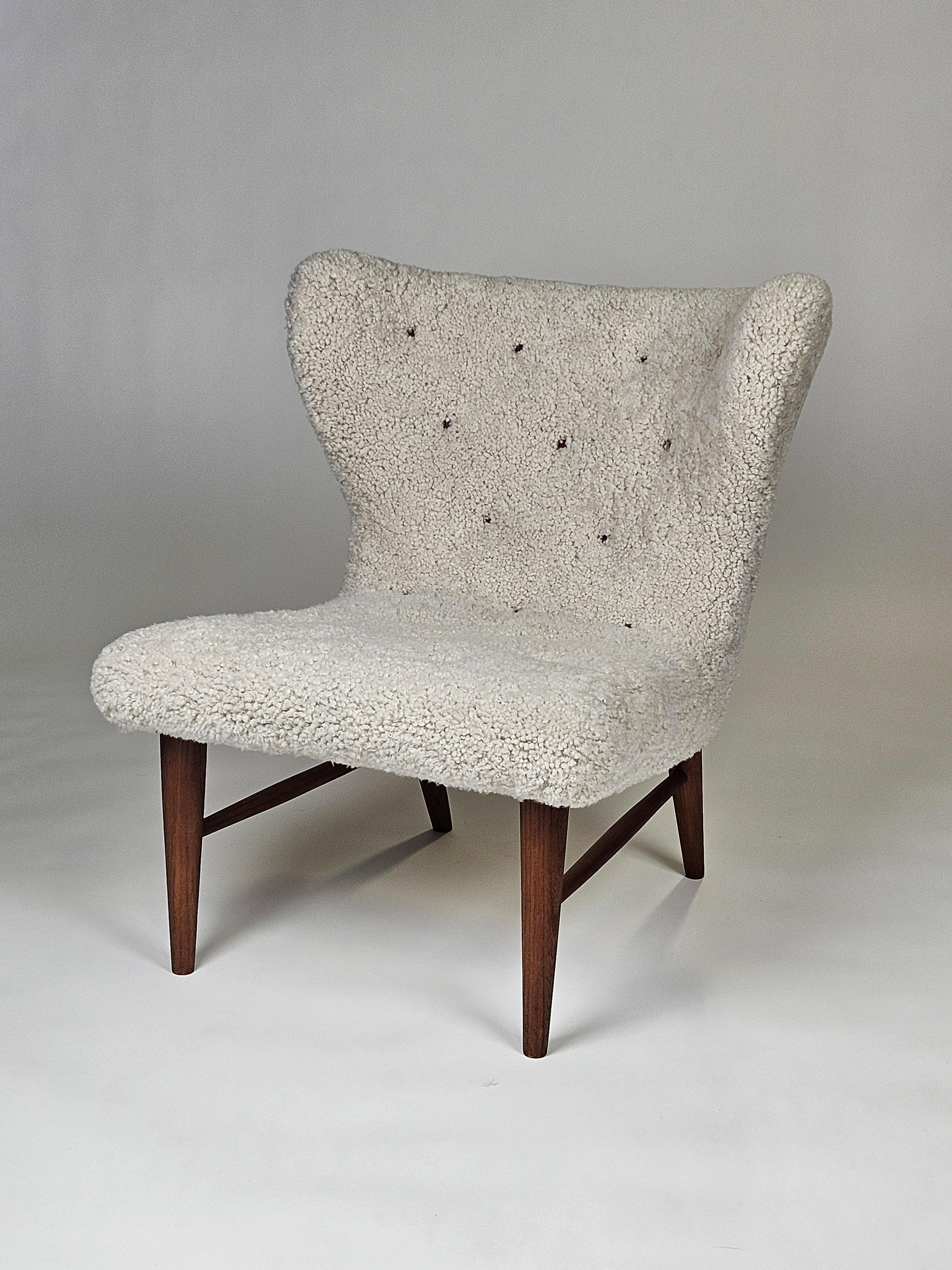 Very rare lounge chair designed by Erik Bertil Karlén for Firma Rumsinteriör, Sweden, 1940s. 

Frame of elm and upholstered in sheepskin with leather buttons. 

Suits together perfectly with other Scandinavian Modern furtniture. 

Excellent