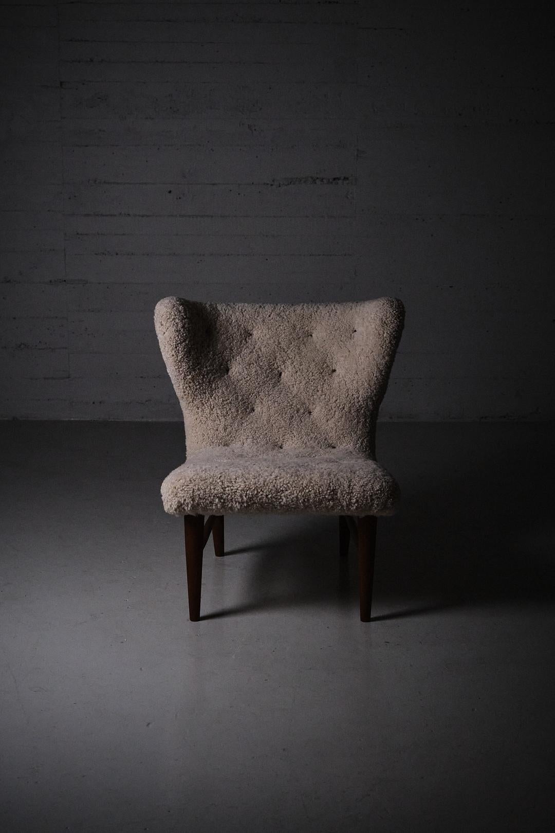 Very rare lounge chair designed by Erik Bertil Karlén for Firma Rumsinteriör, Sweden, 1940s. 

Frame of elm and upholstered in sheepskin with leather buttons. 

Suits together perfectly with other Scandinavian Modern furtniture. 

Excellent