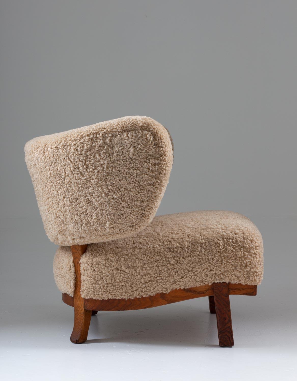 Extremely rare first edition armchair by Otto Schulz for Boet, circa 1940.
This sculptural lounge chair is upholstered in honey-white sheepskin. Its organic forms and harmonious proportions are an excellent example of the greatness of the Swedish