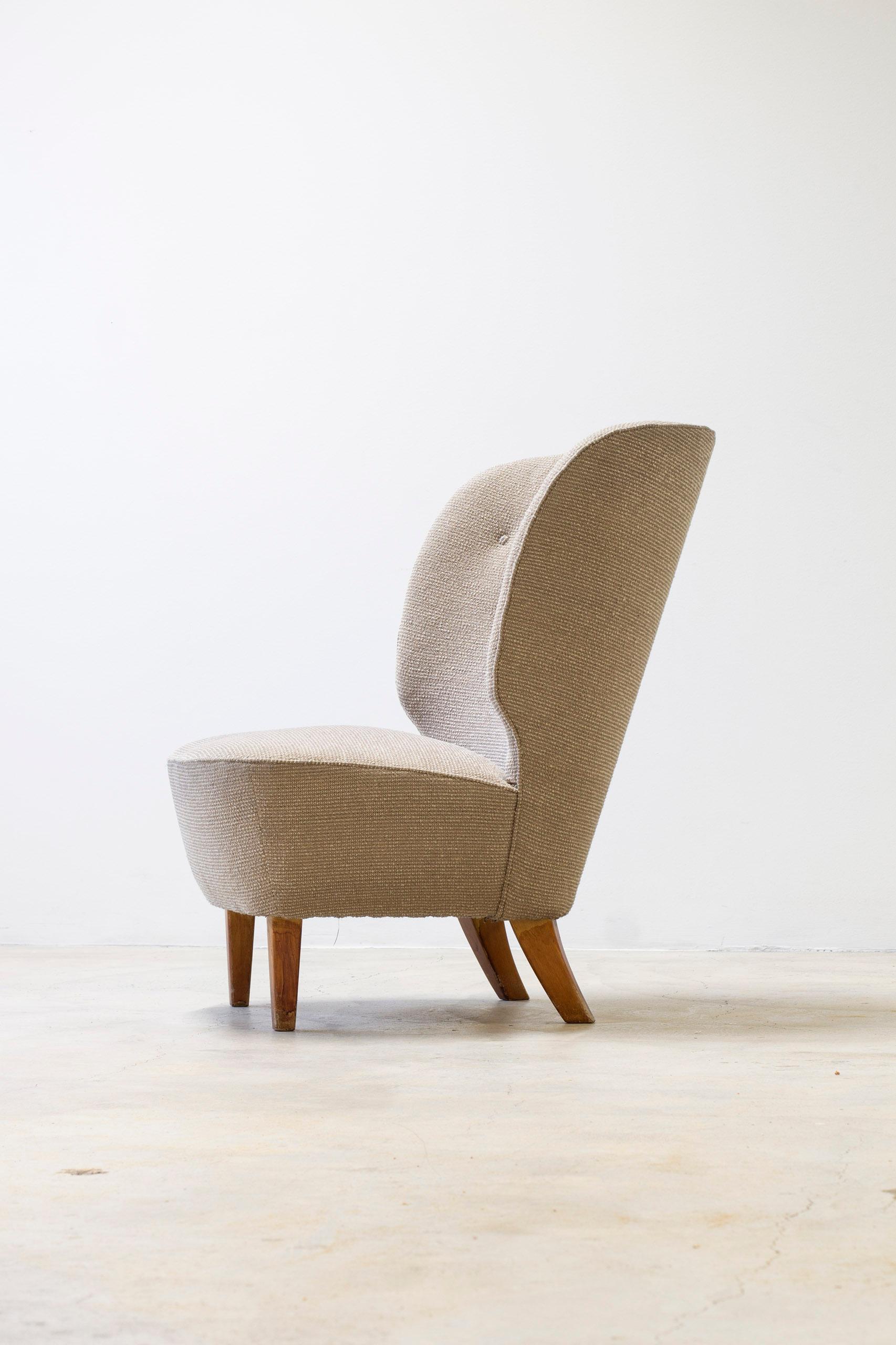 Sedia da salotto attribuita a Sven Staaf. Probabilmente prodotto da Almgren & Staaf negli anni 1940-50. Tessuto in lana beige/grigio e gambe in faggio. Ottimo lo schienale sovradimensionato e bella la forma generale. Buone condizioni vintage con