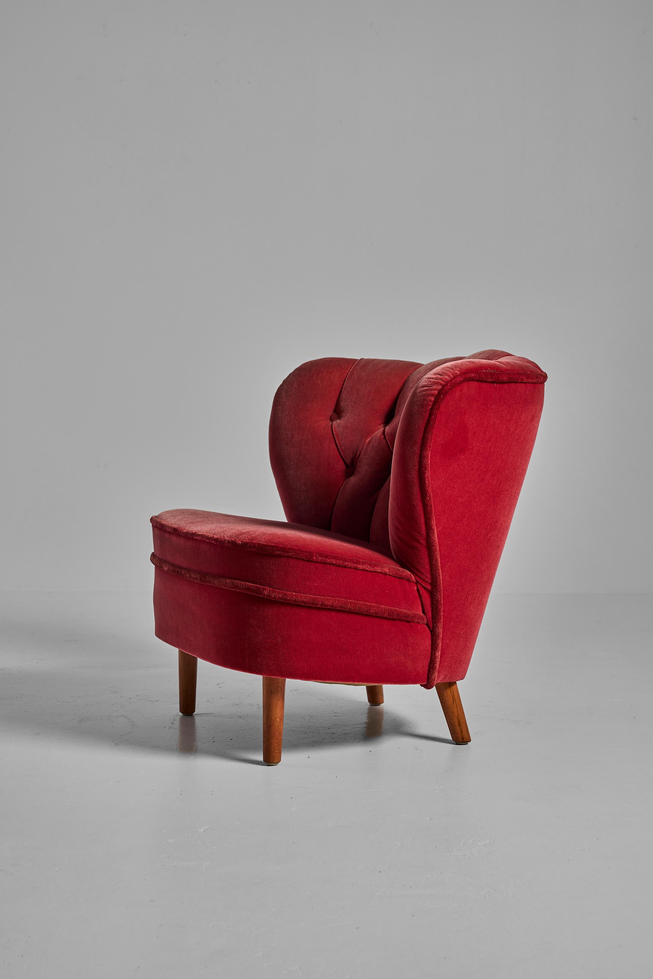 Schwedischer moderner Loungesessel aus original rubinrotem Samt, 1940er Jahre im Zustand „Gut“ im Angebot in Göteborg, SE