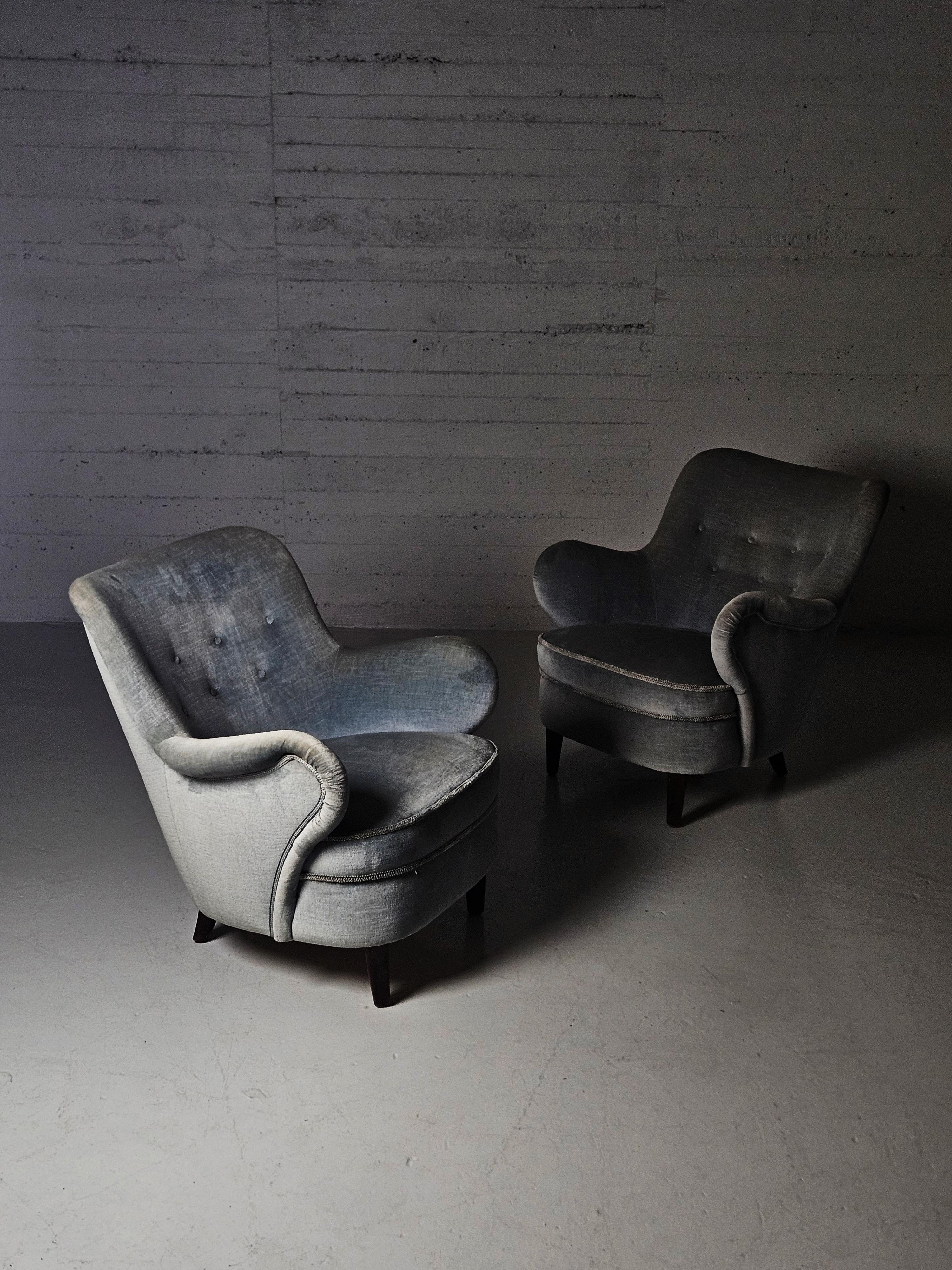 Paire de chaises longues modernes scandinaves conçues par Gustav Axel Berg et produites par sa propre entreprise AB G.A. Bergs, Suède, dans les années 1940. 

Pieds en Beeche. Modèle extrêmement rare. 

Le tissu est usé et présente des taches. A