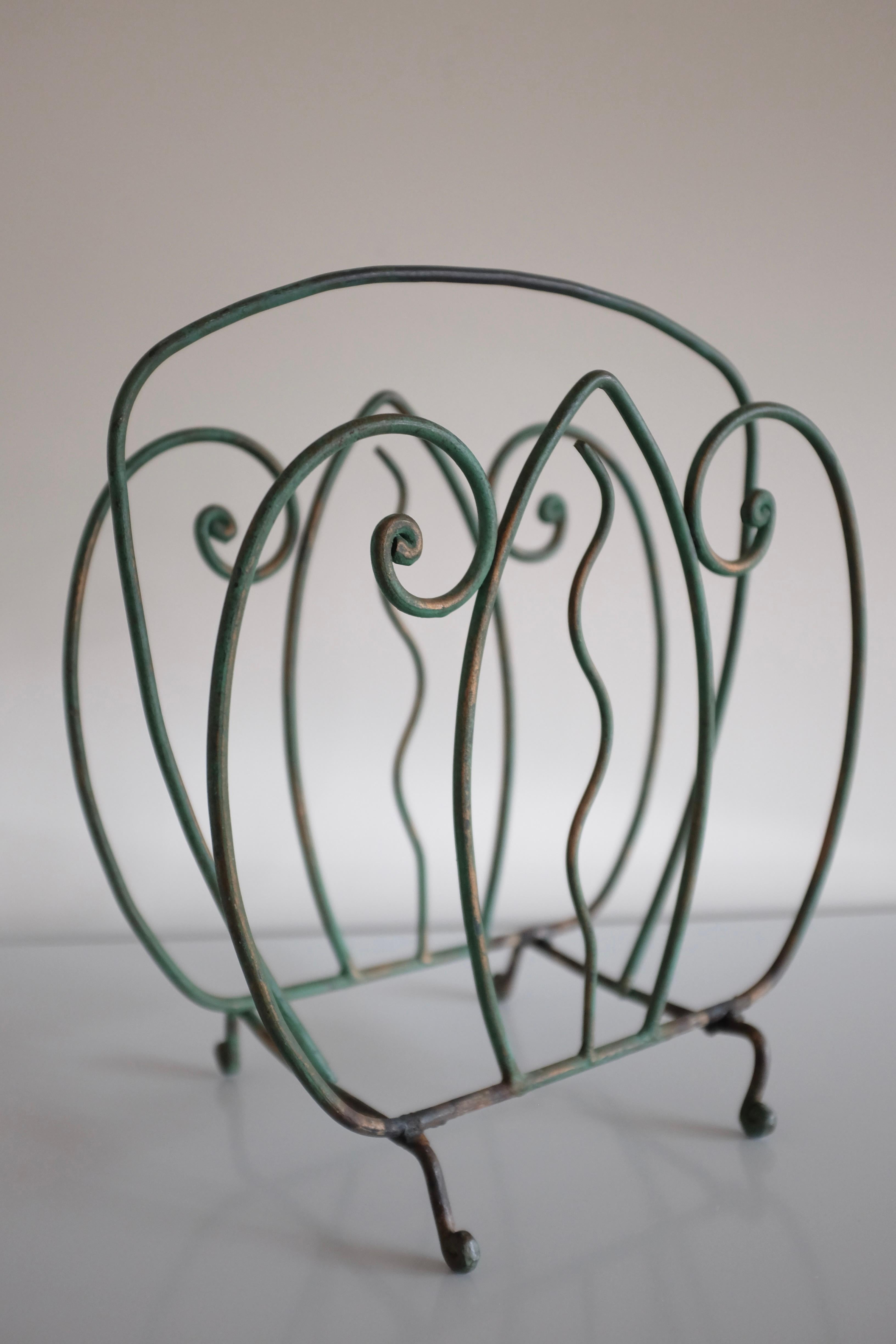 Incantevole portariviste moderno svedese in ferro battuto verniciato di verde. Bellissimi dettagli organici e sinuosi che riflettono il design più morbido dell'epoca Swedish Modern degli anni 1940-50. Usura appropriata all'età.

Dimensioni: L 13,5