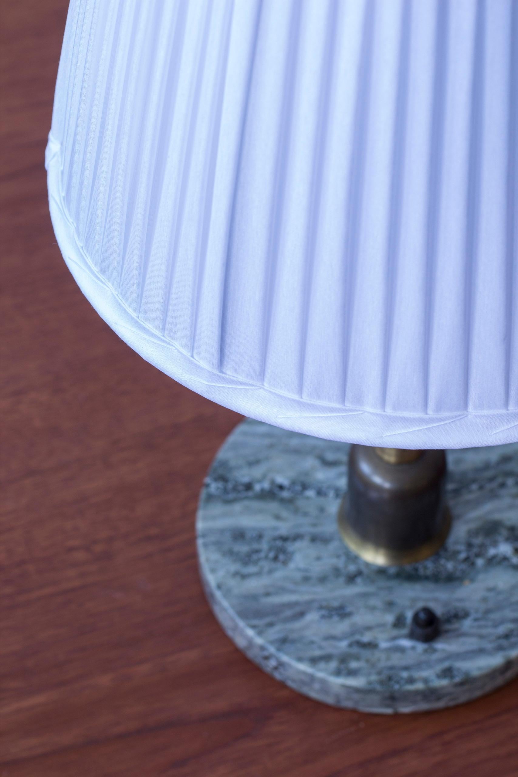 Suédois Lampe de table moderne suédoise en marbre et laiton, Suède, années 1940 en vente