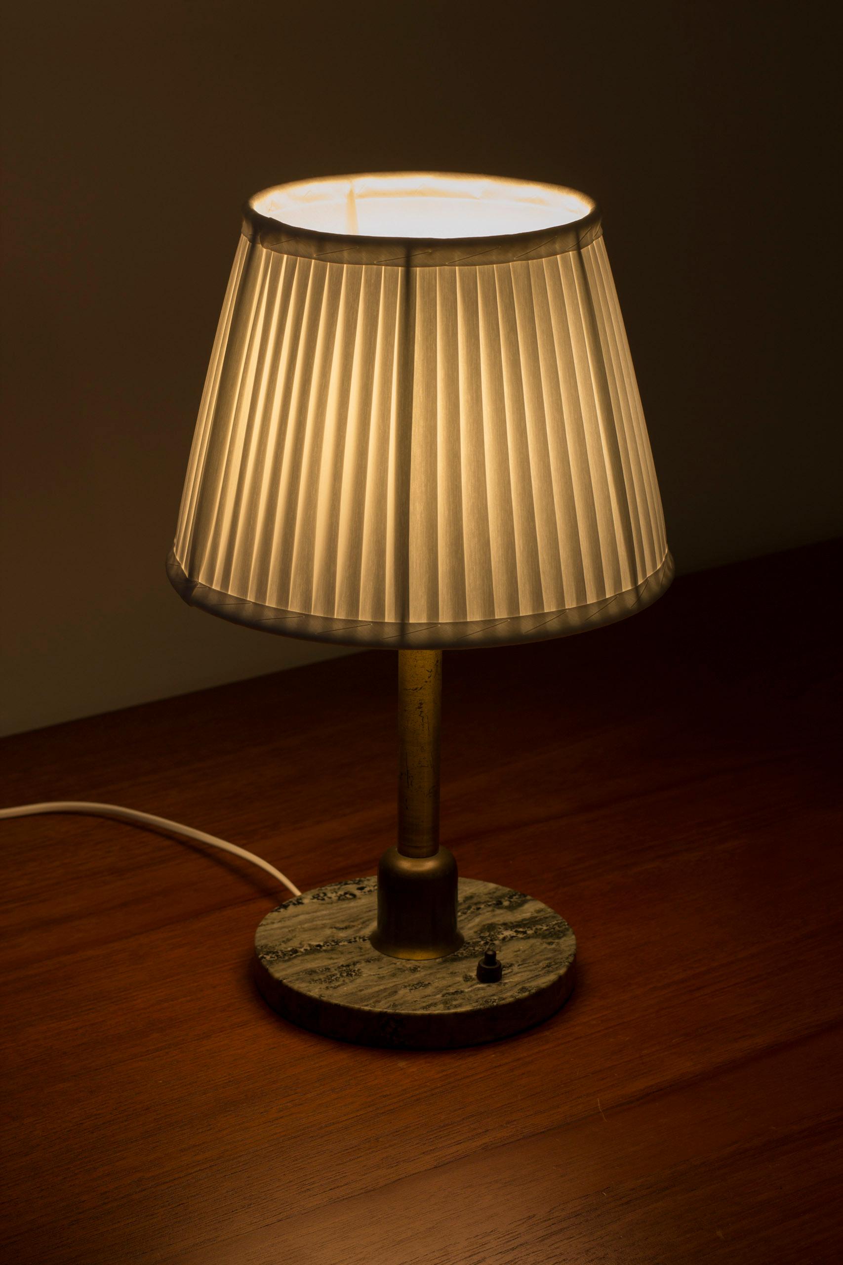 Lampe de table moderne suédoise en marbre et laiton, Suède, années 1940 Bon état - En vente à Hägersten, SE