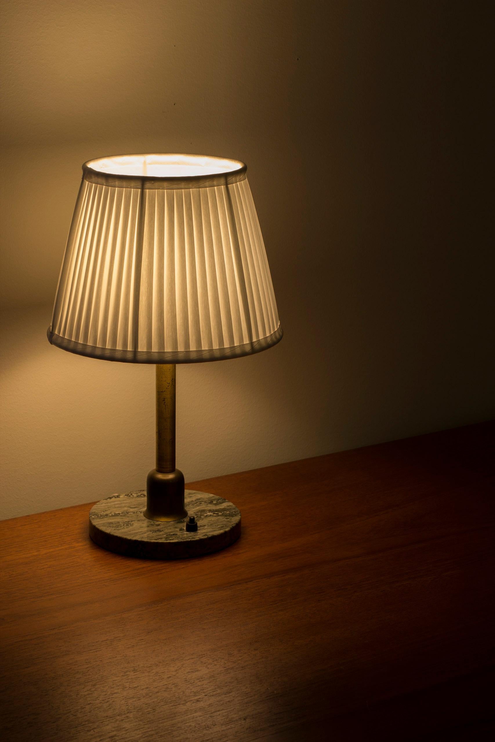 Milieu du XXe siècle Lampe de table moderne suédoise en marbre et laiton, Suède, années 1940 en vente