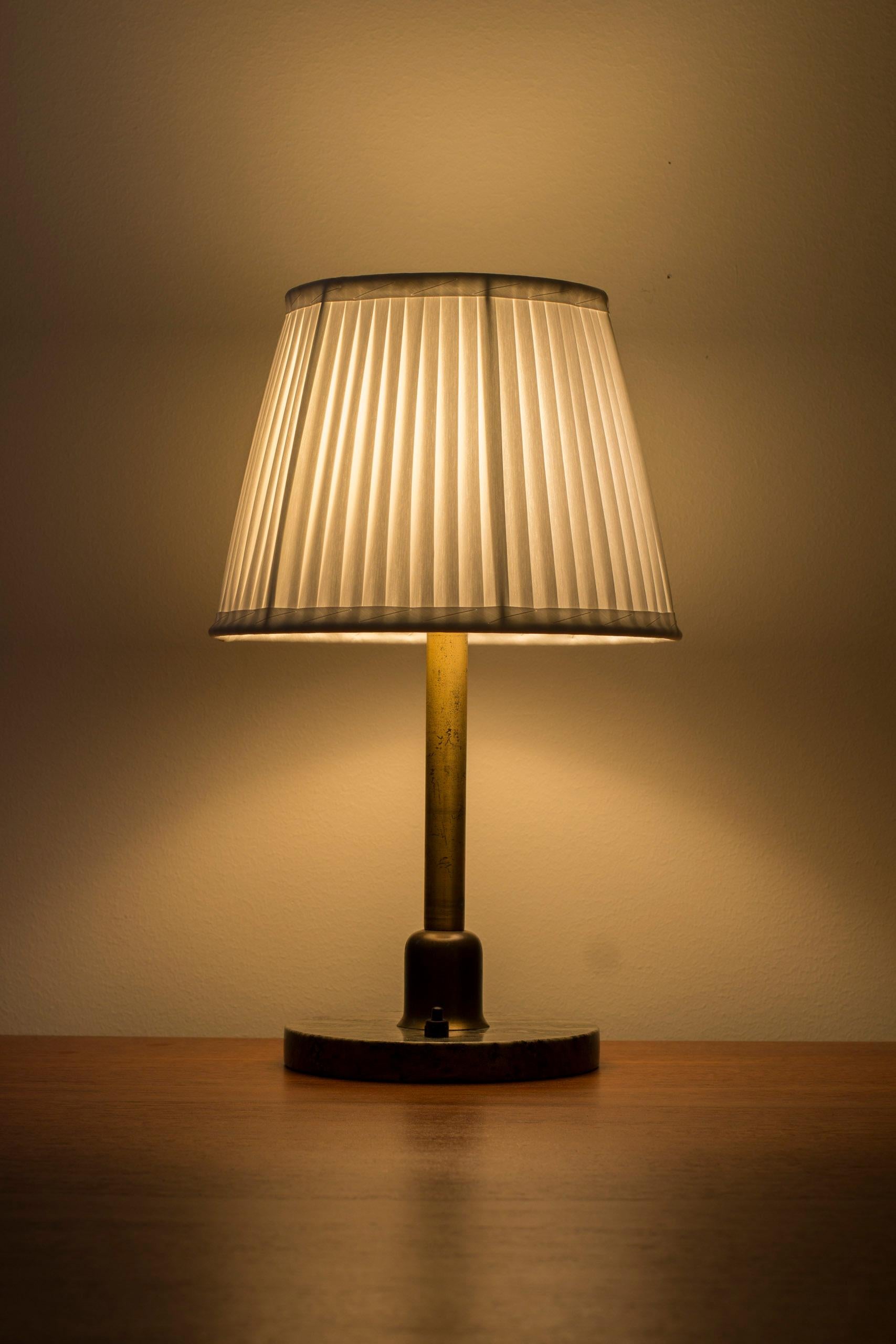 Laiton Lampe de table moderne suédoise en marbre et laiton, Suède, années 1940 en vente