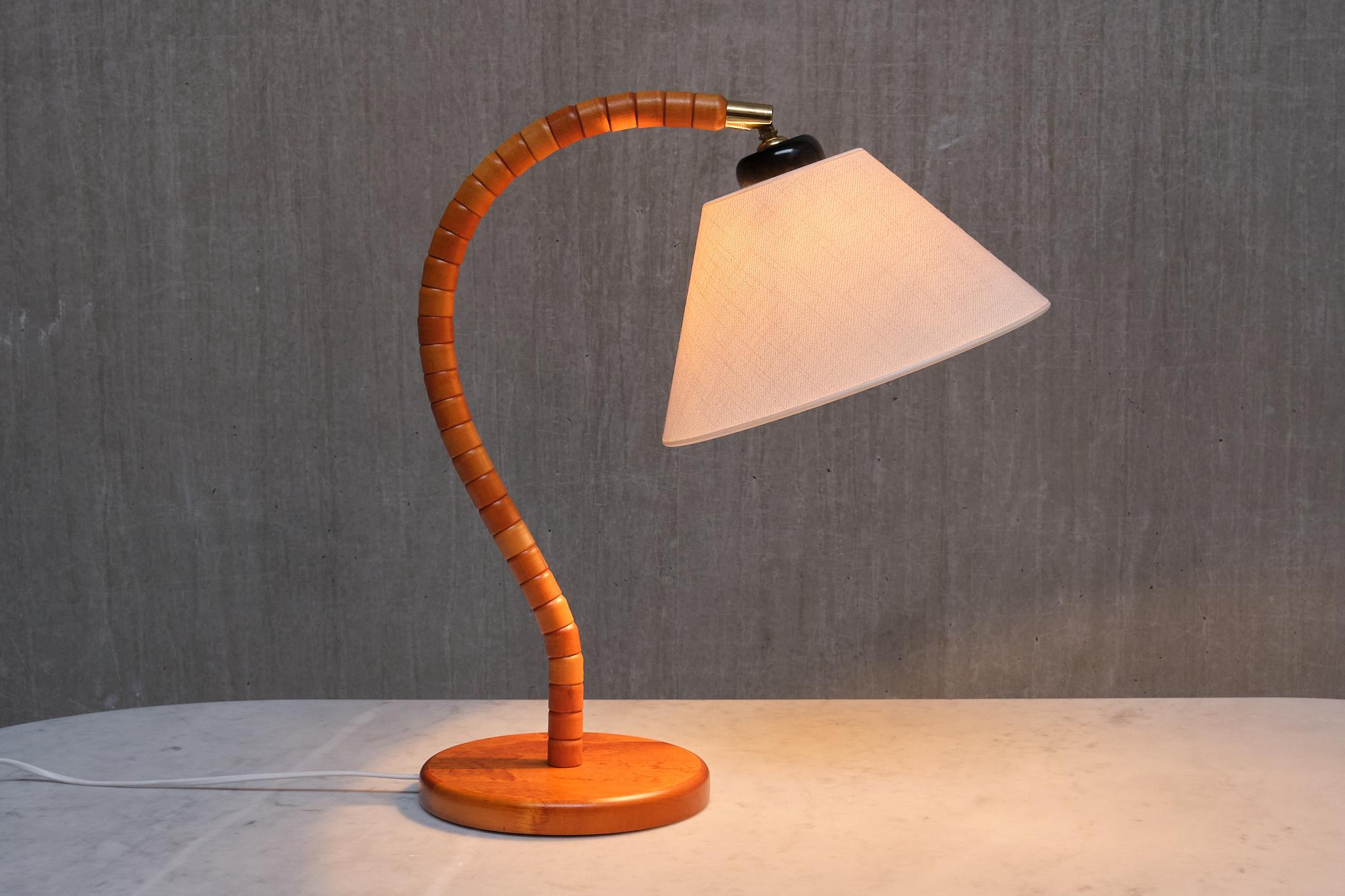 Scandinave moderne Lampe de table The Modernity Markslöjd en Beeche, laiton, lin, Suède, années 1960 en vente