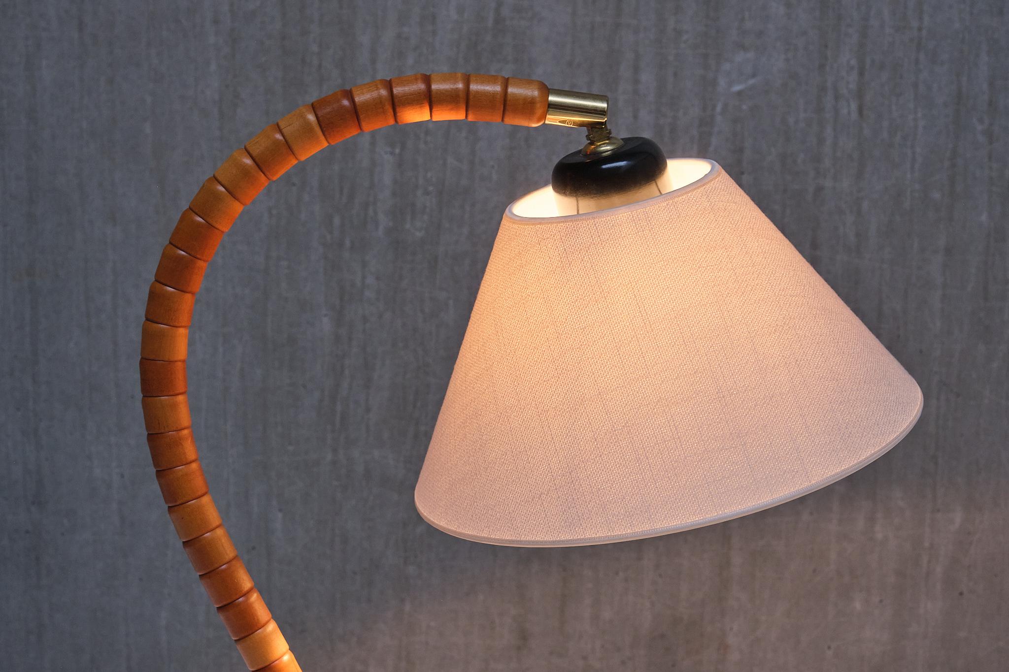 Suédois Lampe de table The Modernity Markslöjd en Beeche, laiton, lin, Suède, années 1960 en vente