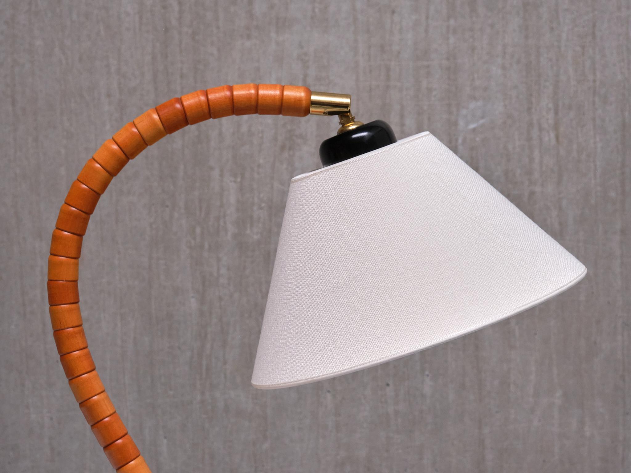 Milieu du XXe siècle Lampe de table The Modernity Markslöjd en Beeche, laiton, lin, Suède, années 1960 en vente