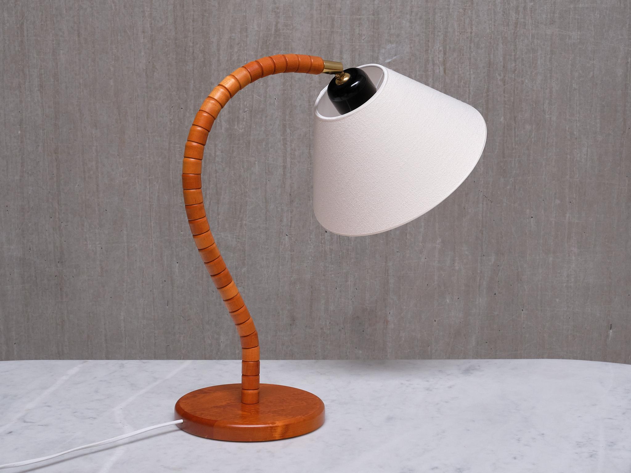 Laiton Lampe de table The Modernity Markslöjd en Beeche, laiton, lin, Suède, années 1960 en vente