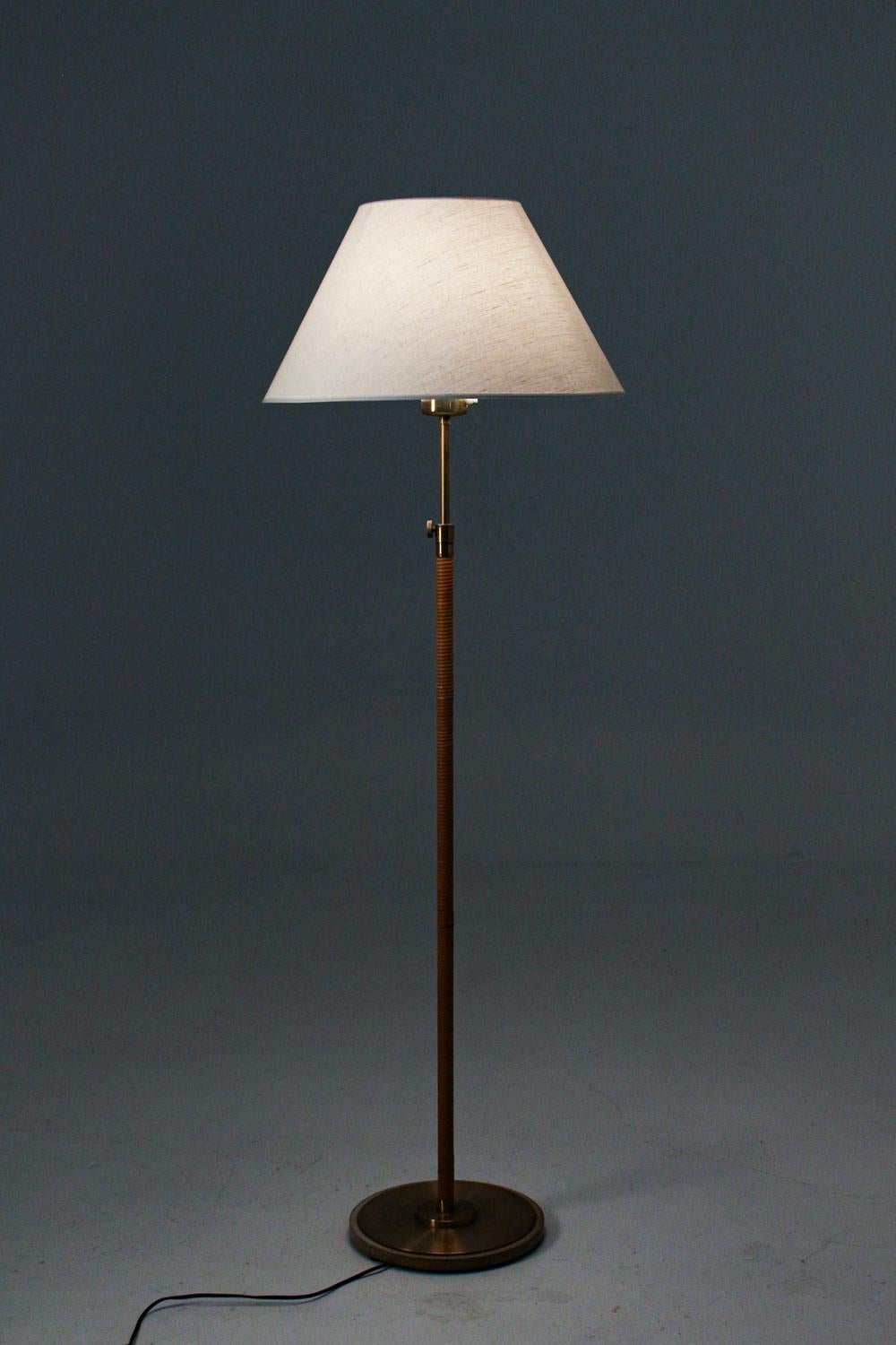 Schwedische moderne Stehlampe aus Messing und Rattan aus der Mitte des Jahrhunderts, 1940er Jahre (Skandinavische Moderne) im Angebot