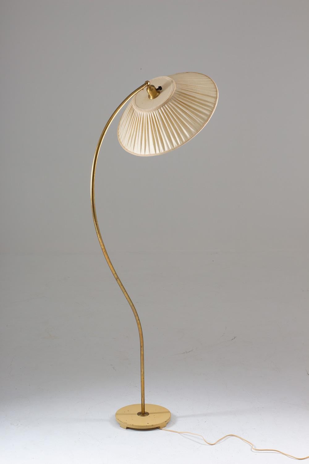 Very rare floor lamp manufactured by ASEA, Sweden, 1940s.

This floorlamp consists of a beautifully curved pole, supported by a beige/yellow metal base. The impressive fabric shade is original and in very good condition.

Condition: Very good