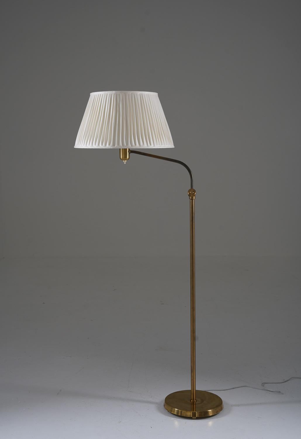 Floor lamp manufactured by ASEA, Sweden, 1940s.
Beautiful floor lamp in solid brass with adjustable height.
Measures: Height 153-177cm
Condition: Good original condition with patina. The lamp comes with a new hand-pleated fabric shade.
 