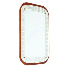 Espejo de estilo moderno sueco con decoración grabada y marco de madera de teca, de mediados del siglo XX.