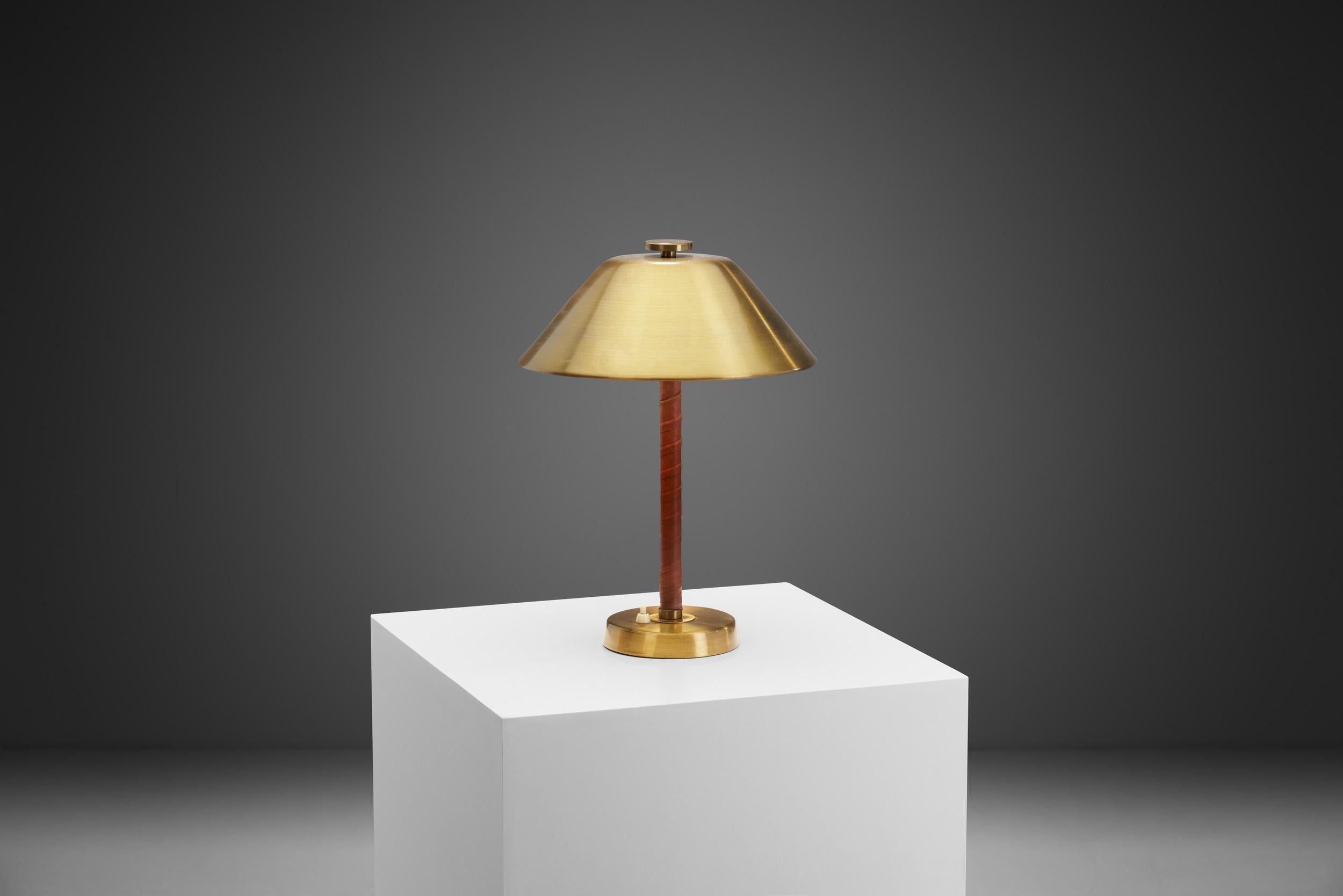 Cette lampe de table élégante est un modèle délicieusement distinctif, avec des détails et des choix de matériaux immédiatement reconnaissables. Selon le musée de Malmö, Einar Bäckström a fondé son atelier en 1918 pour la fabrication de luminaires