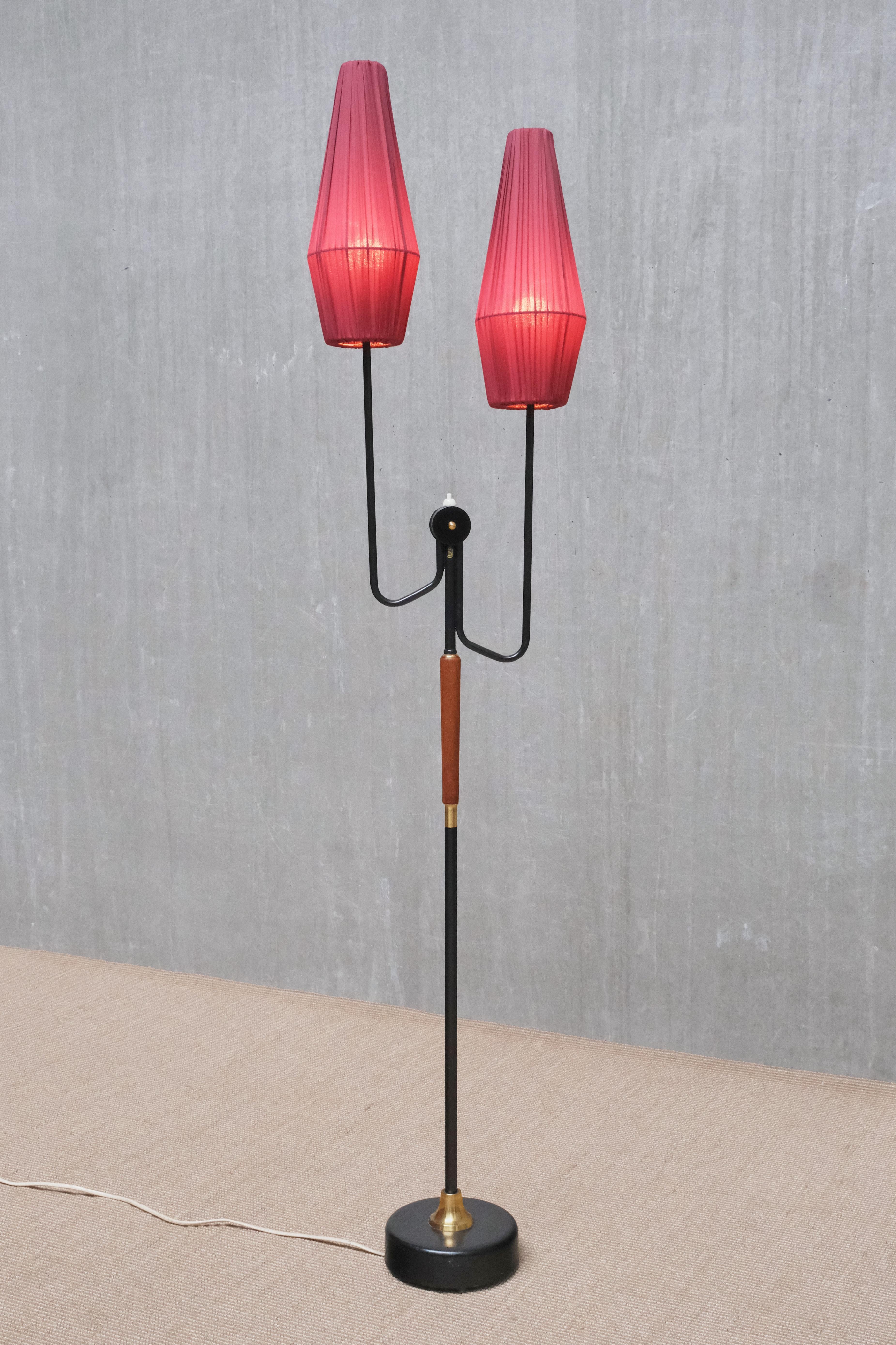 Lampadaire moderne suédois Möllers Armaturer à deux bras en métal, laiton, teck, années 1950 en vente 3