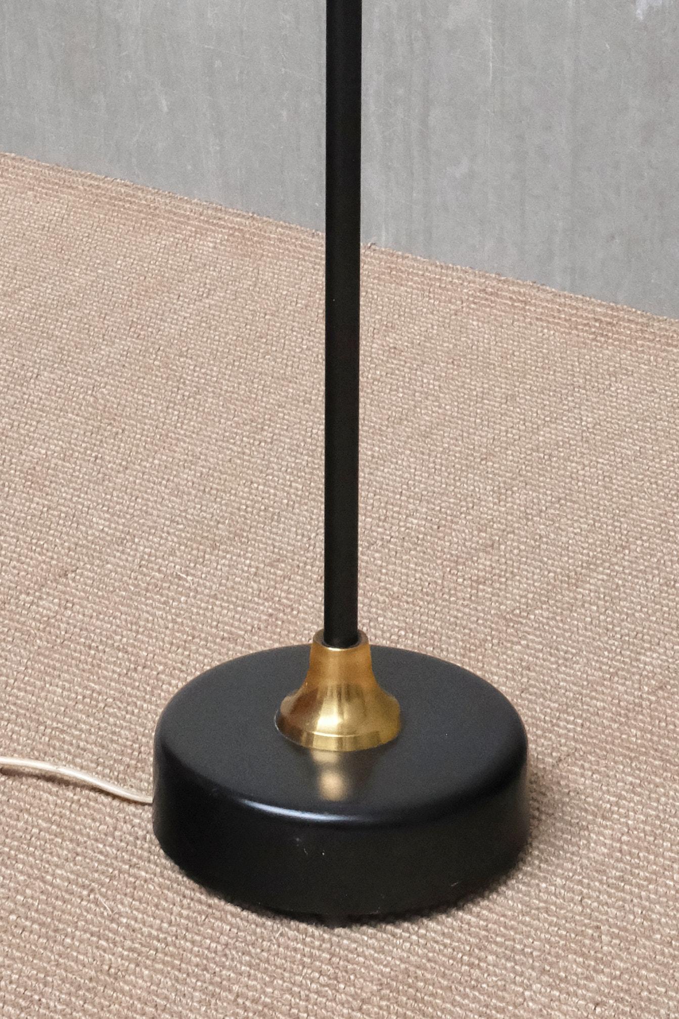 Lampadaire moderne suédois Möllers Armaturer à deux bras en métal, laiton, teck, années 1950 en vente 4