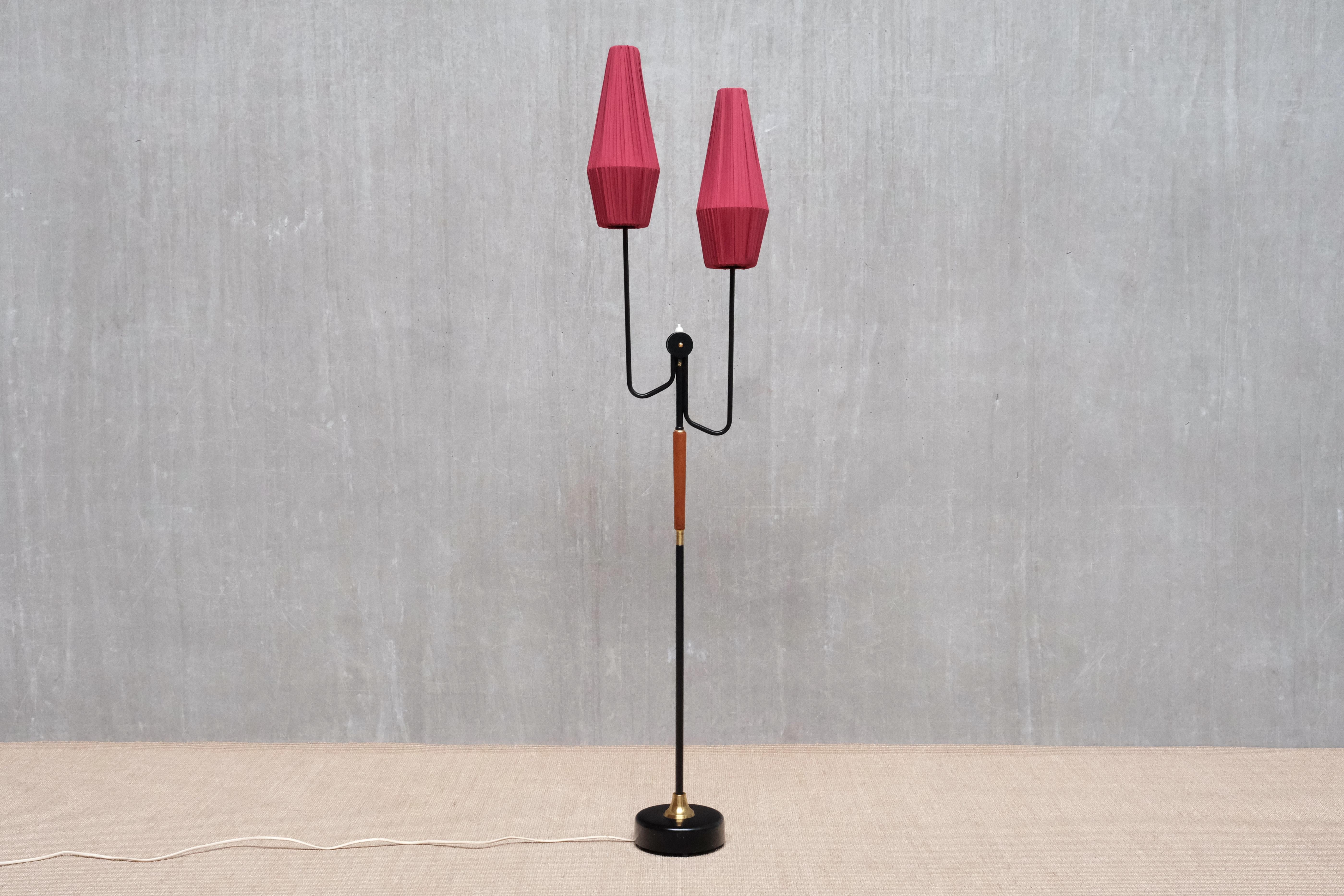 Lampadaire moderne suédois Möllers Armaturer à deux bras en métal, laiton, teck, années 1950 en vente 6