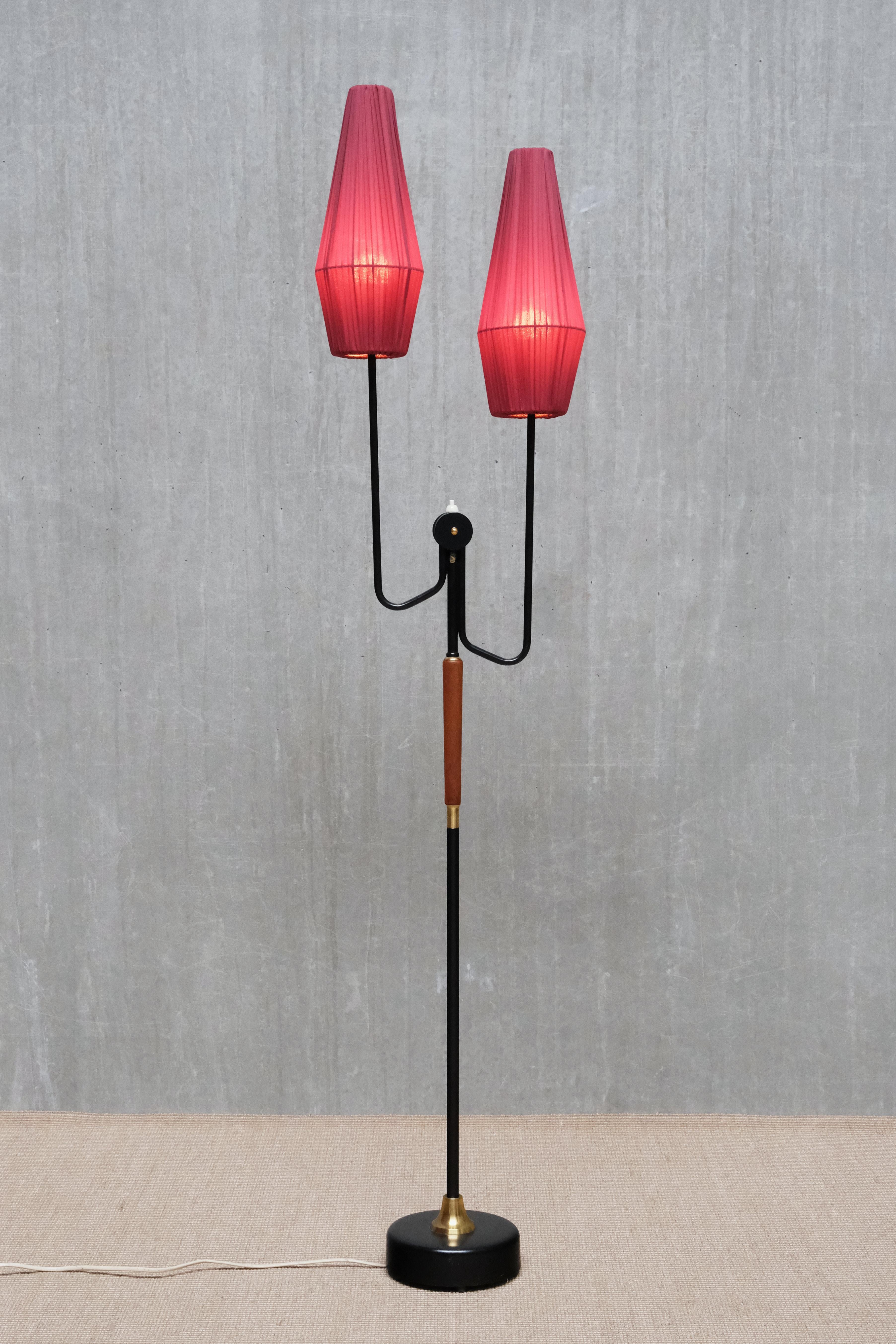 Ce rare lampadaire a été produit par Möllers Armaturer à Eskilstuna, en Suède, dans les années 1950. La lampe porte les initiales du fabricant, M.A.E., et 