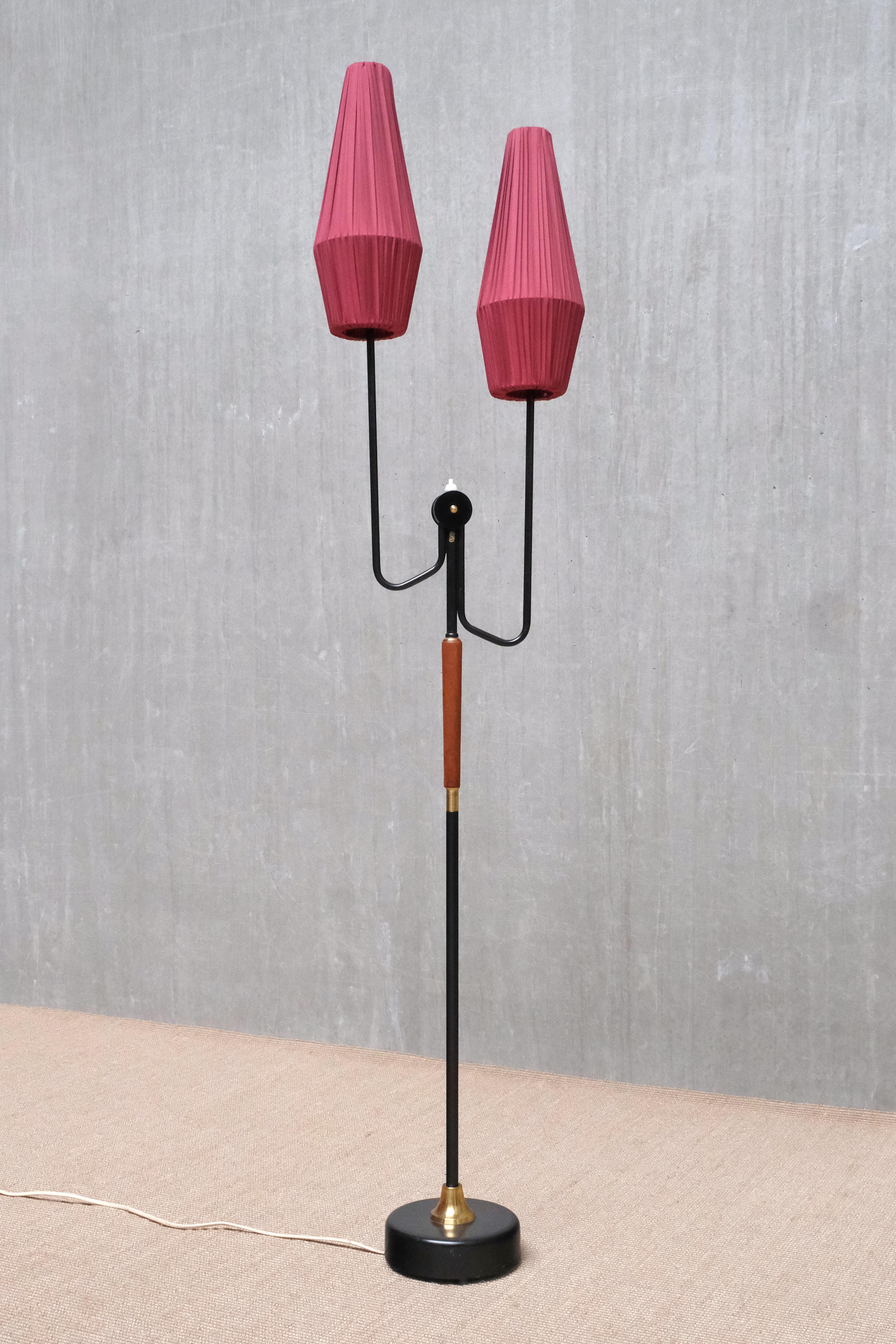 Scandinave moderne Lampadaire moderne suédois Möllers Armaturer à deux bras en métal, laiton, teck, années 1950 en vente