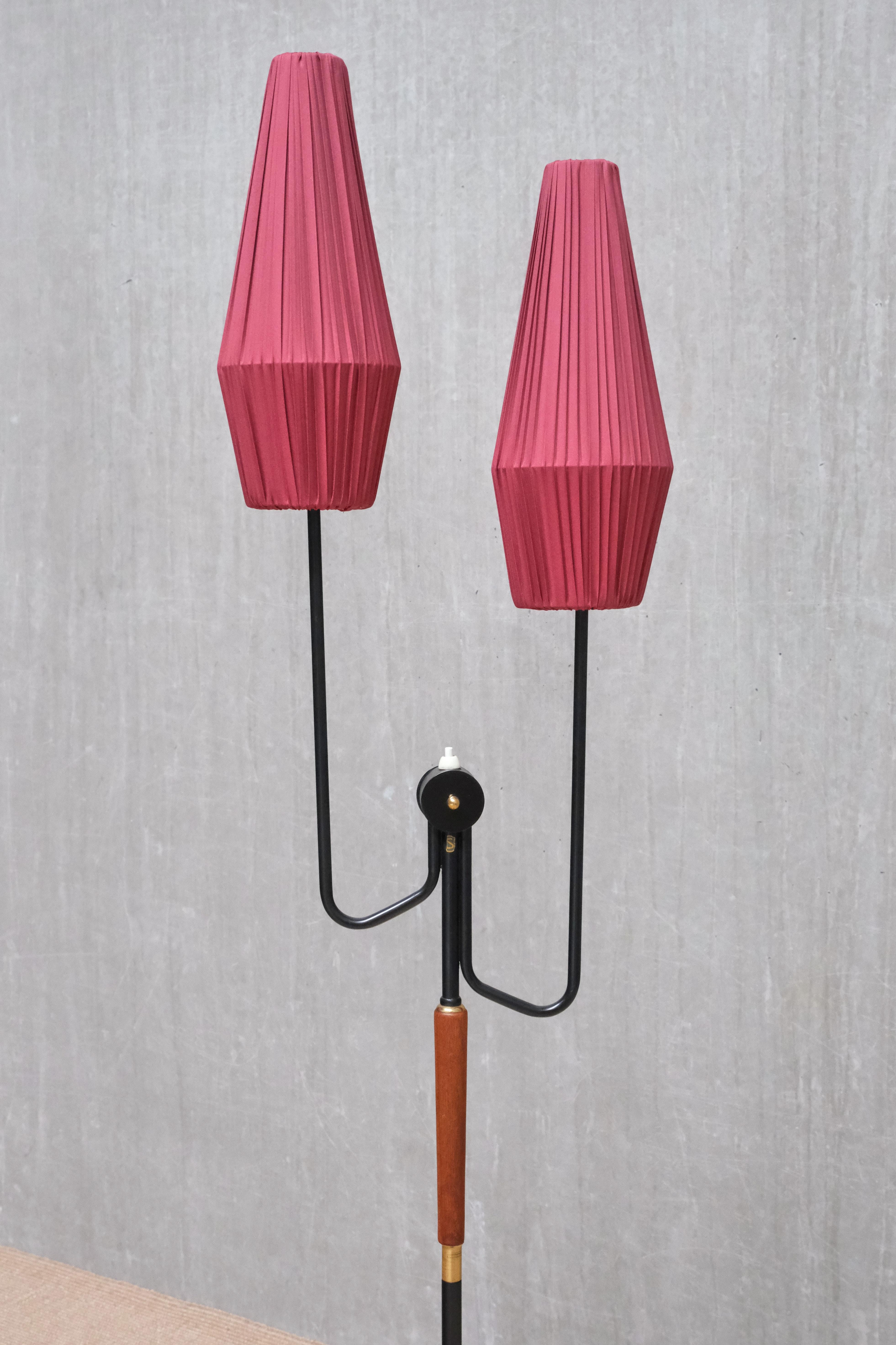 Suédois Lampadaire moderne suédois Möllers Armaturer à deux bras en métal, laiton, teck, années 1950 en vente