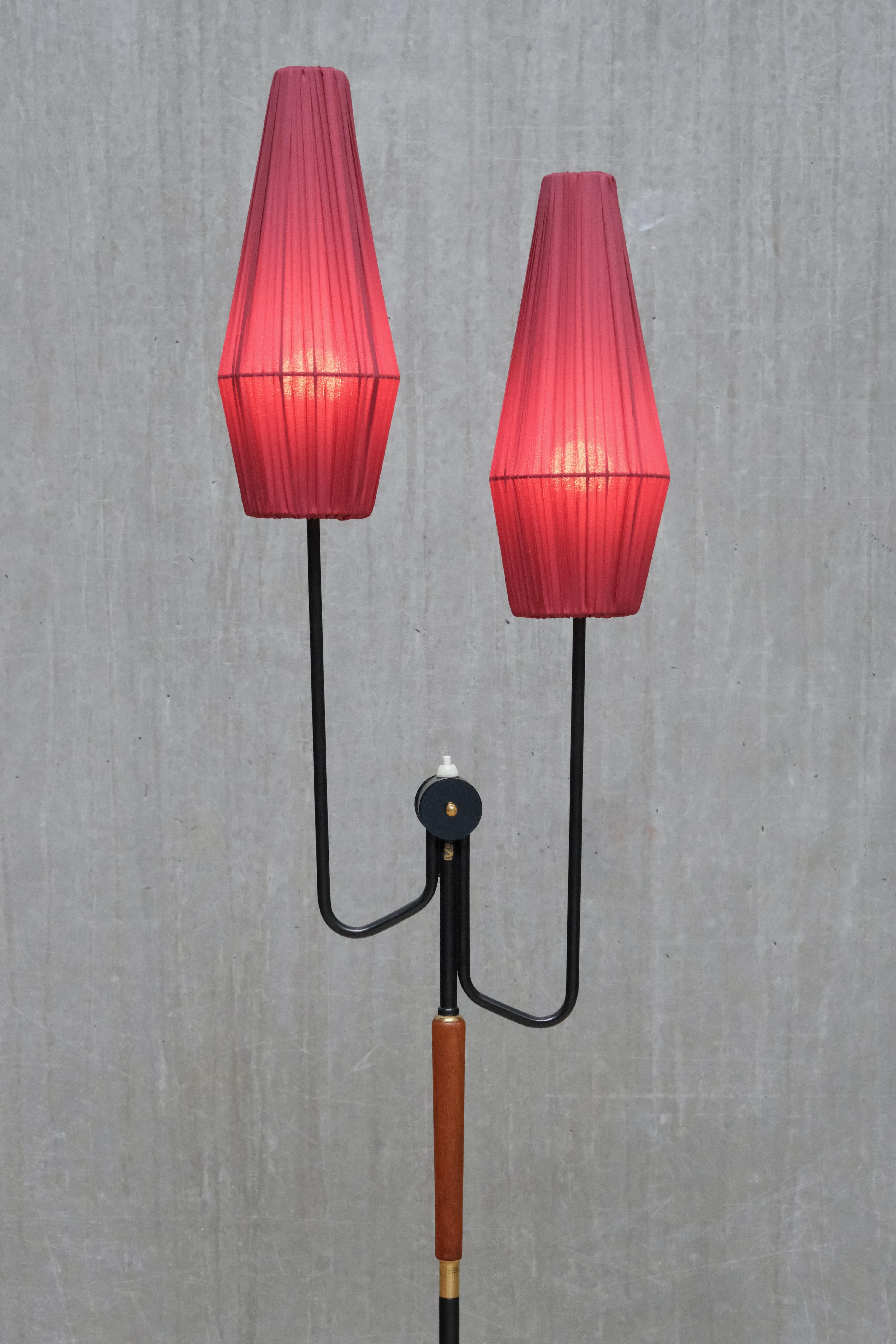 Lampadaire moderne suédois Möllers Armaturer à deux bras en métal, laiton, teck, années 1950 Bon état - En vente à The Hague, NL