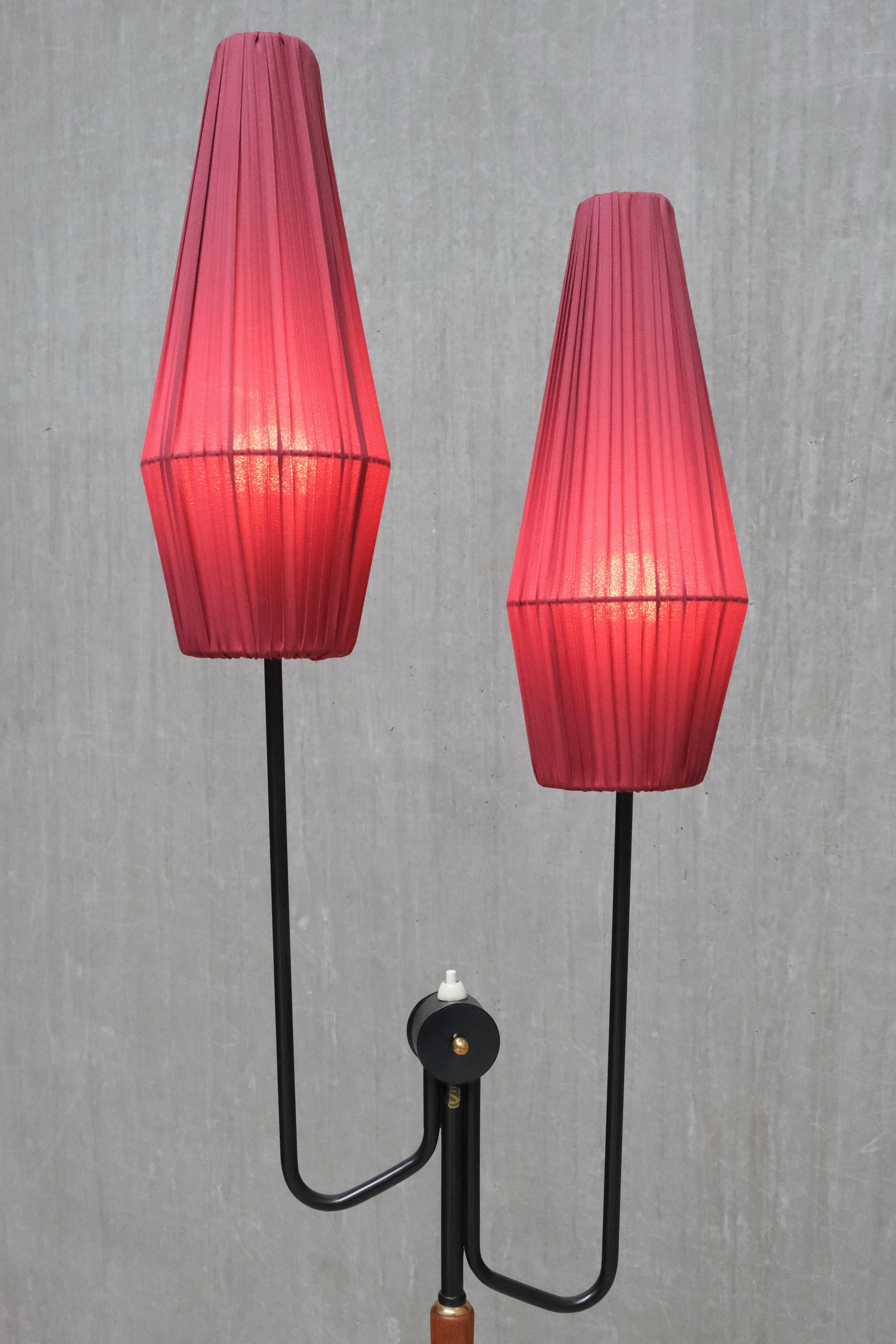 Milieu du XXe siècle Lampadaire moderne suédois Möllers Armaturer à deux bras en métal, laiton, teck, années 1950 en vente