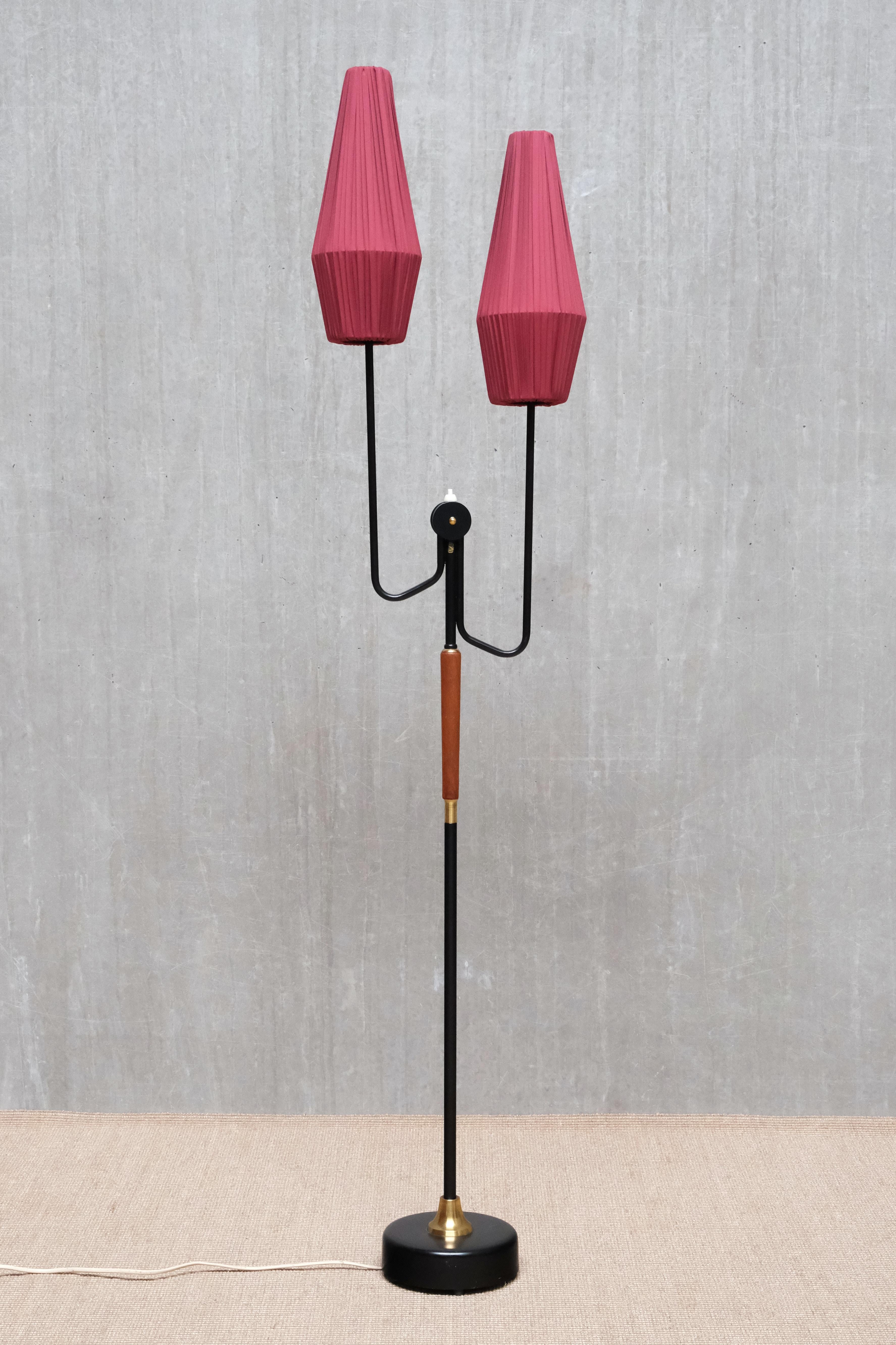 Métal Lampadaire moderne suédois Möllers Armaturer à deux bras en métal, laiton, teck, années 1950 en vente