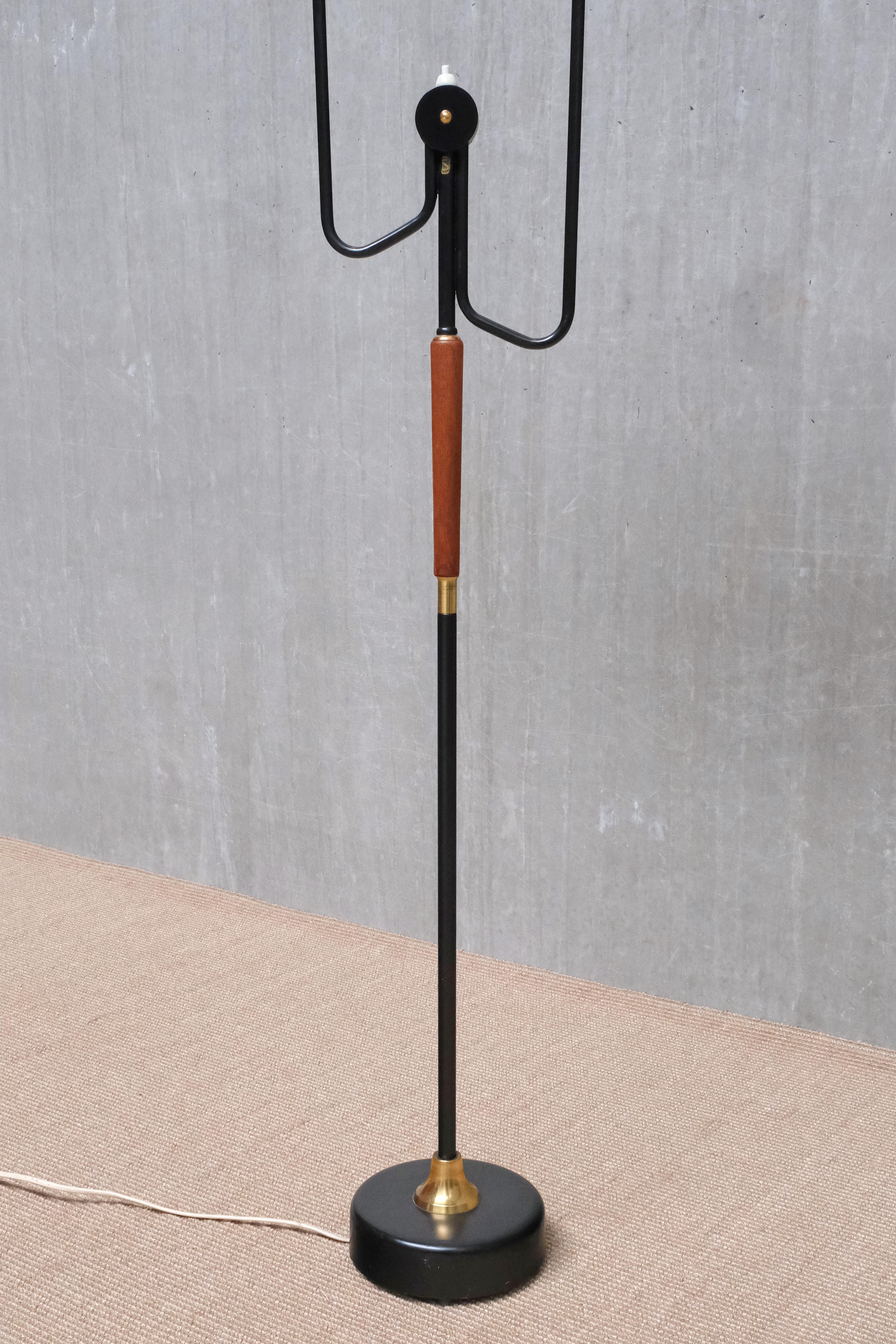 Lampadaire moderne suédois Möllers Armaturer à deux bras en métal, laiton, teck, années 1950 en vente 1