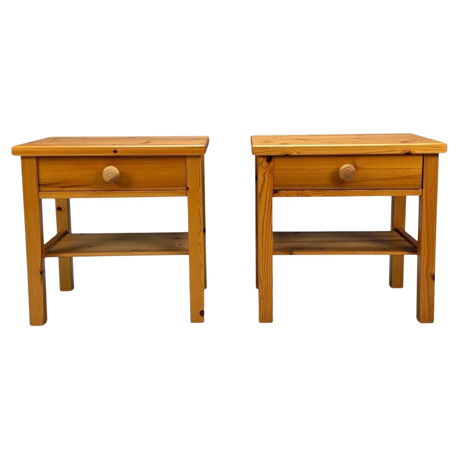 Sueca Moderna, Mesillas de noche, Pino, Suecia, Años 70 en venta