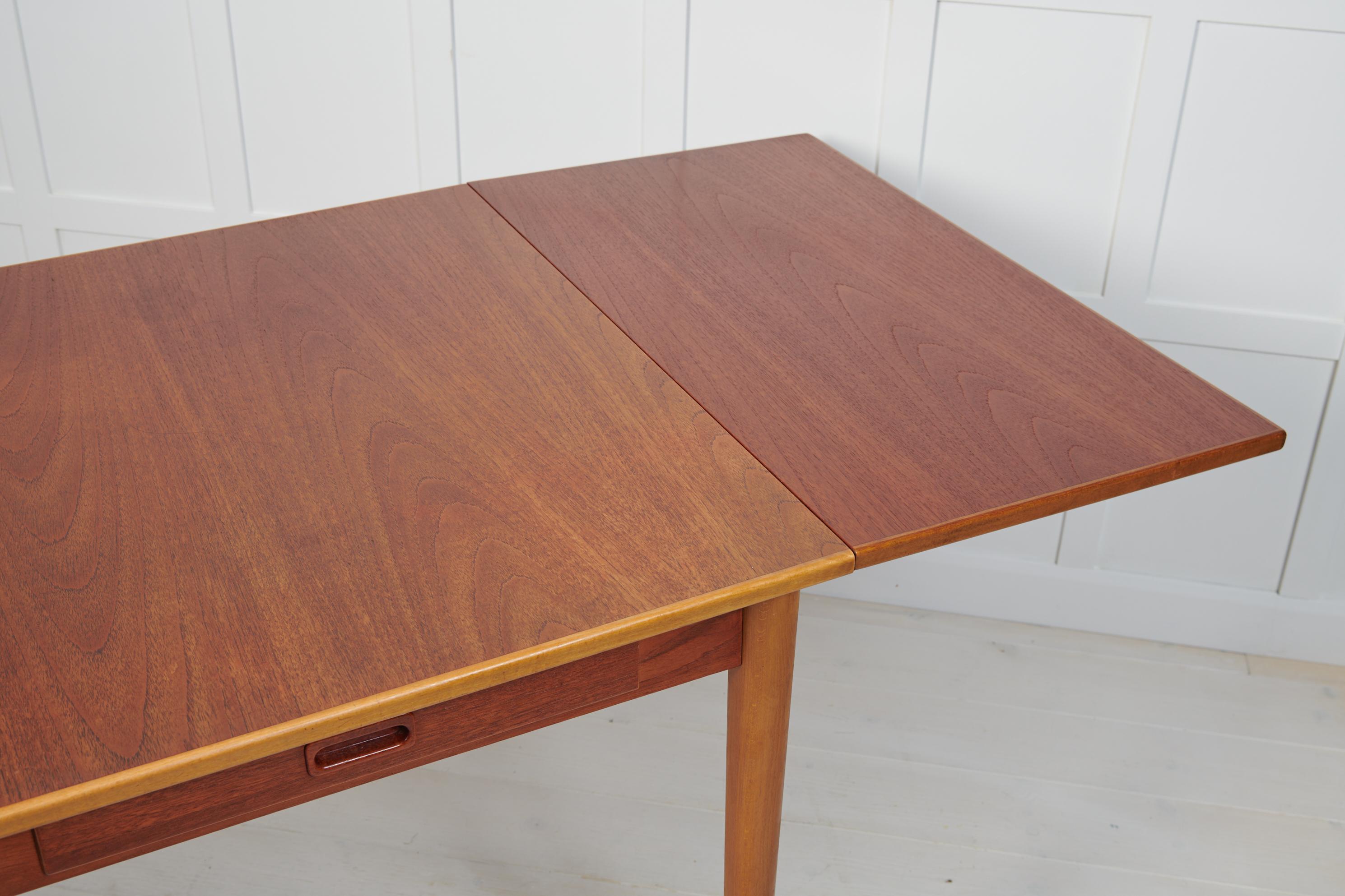 Mesa de comedor o escritorio moderno sueco de teca y haya Nils Jonsson en venta 3