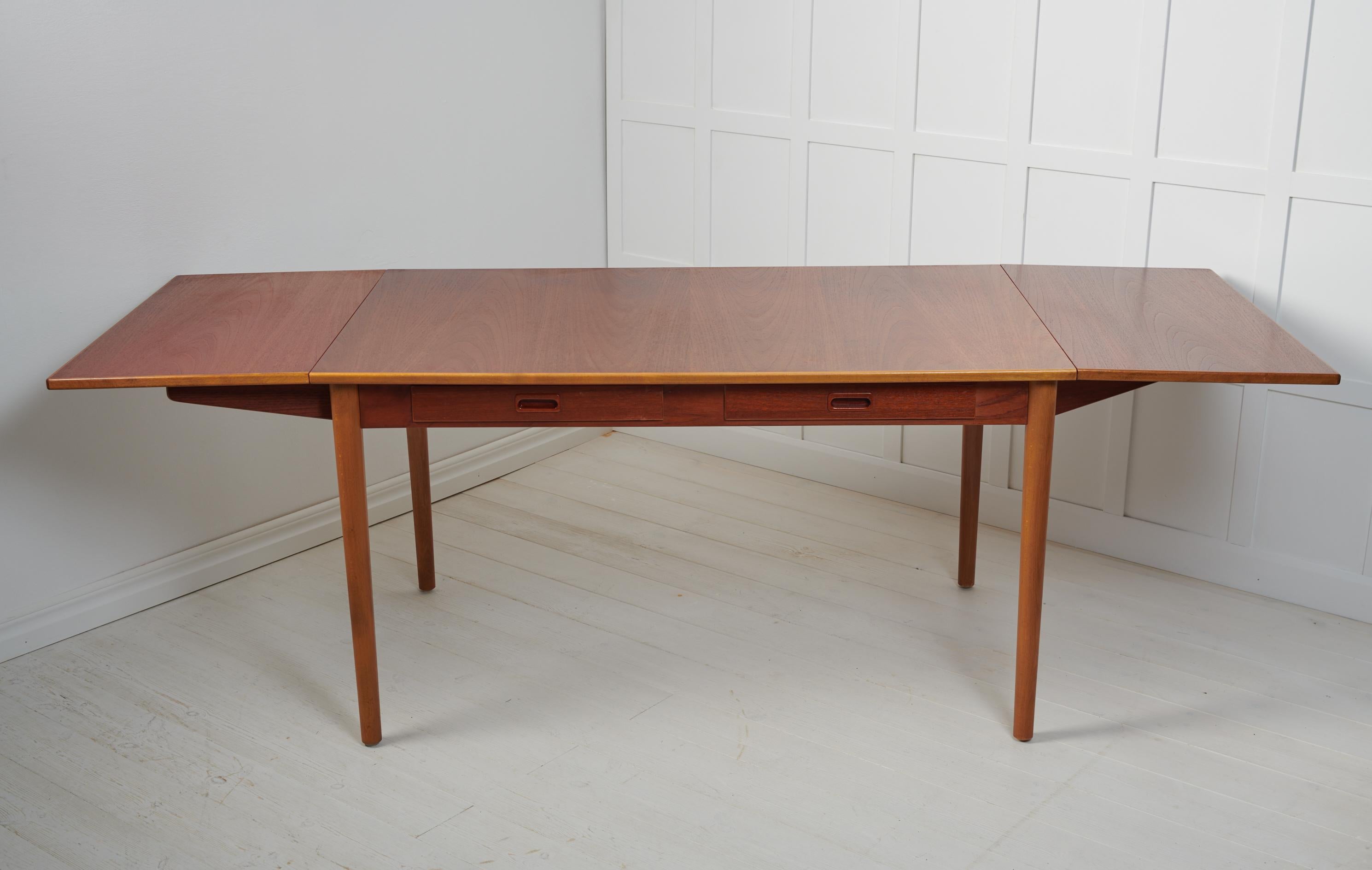 Mesa de comedor o escritorio moderno sueco de teca y haya Nils Jonsson siglo XX en venta