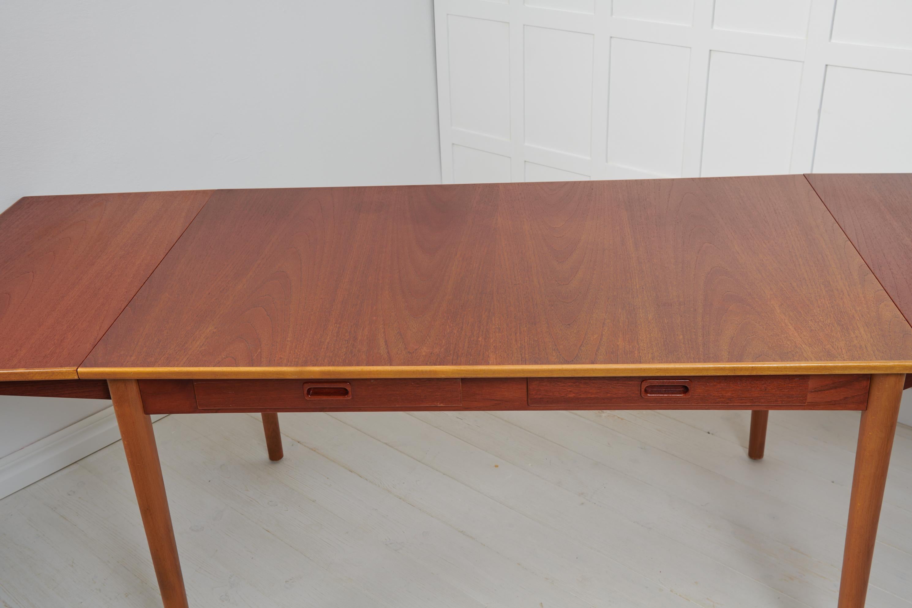 Mesa de comedor o escritorio moderno sueco de teca y haya Nils Jonsson en venta 1
