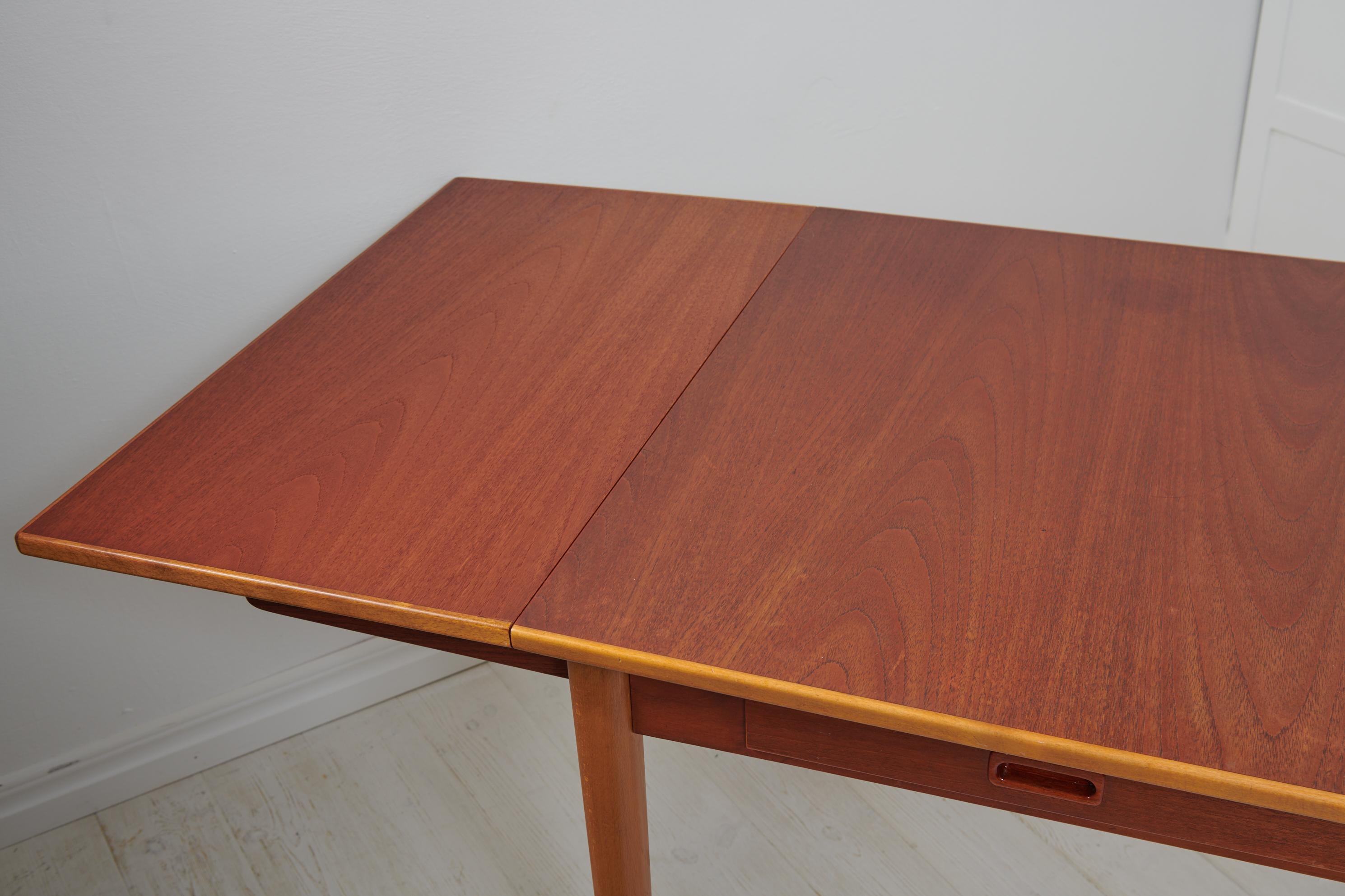 Mesa de comedor o escritorio moderno sueco de teca y haya Nils Jonsson en venta 2