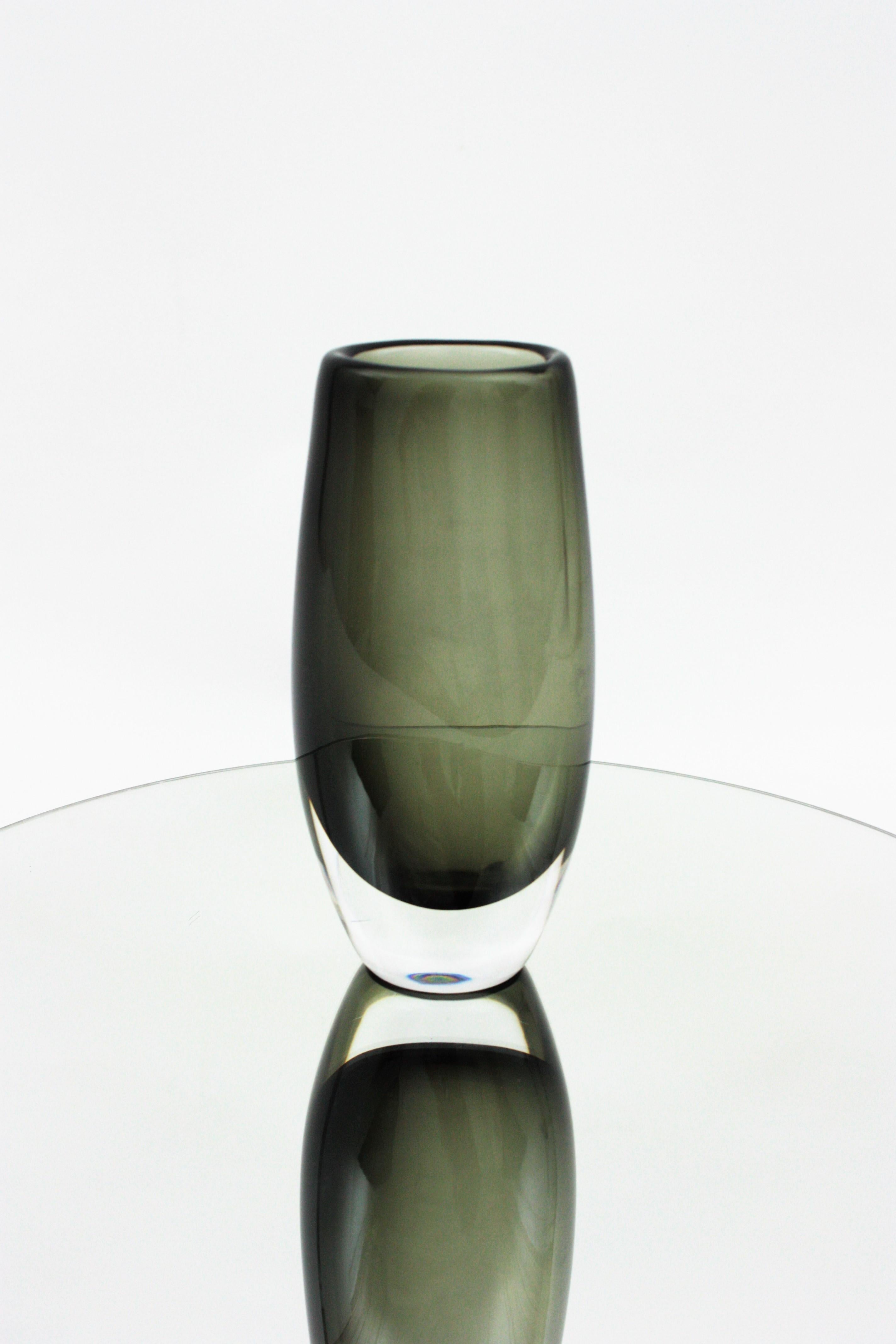 Schwedische moderne Nils Landberg Orrefors Sommerso Große Vase aus rauchgrauem Glas (Skandinavische Moderne) im Angebot
