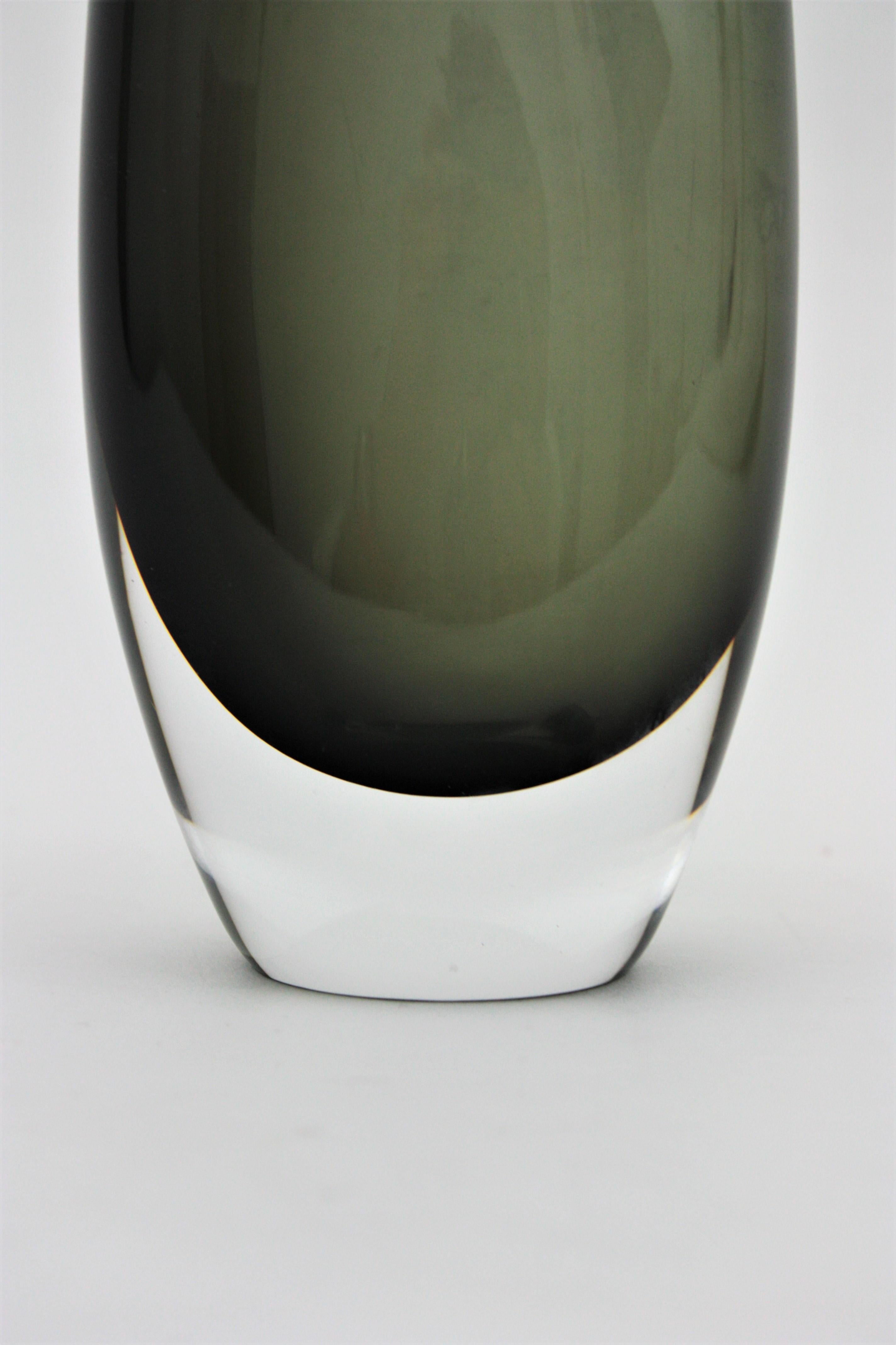 Schwedische moderne Nils Landberg Orrefors Sommerso Große Vase aus rauchgrauem Glas im Angebot 1