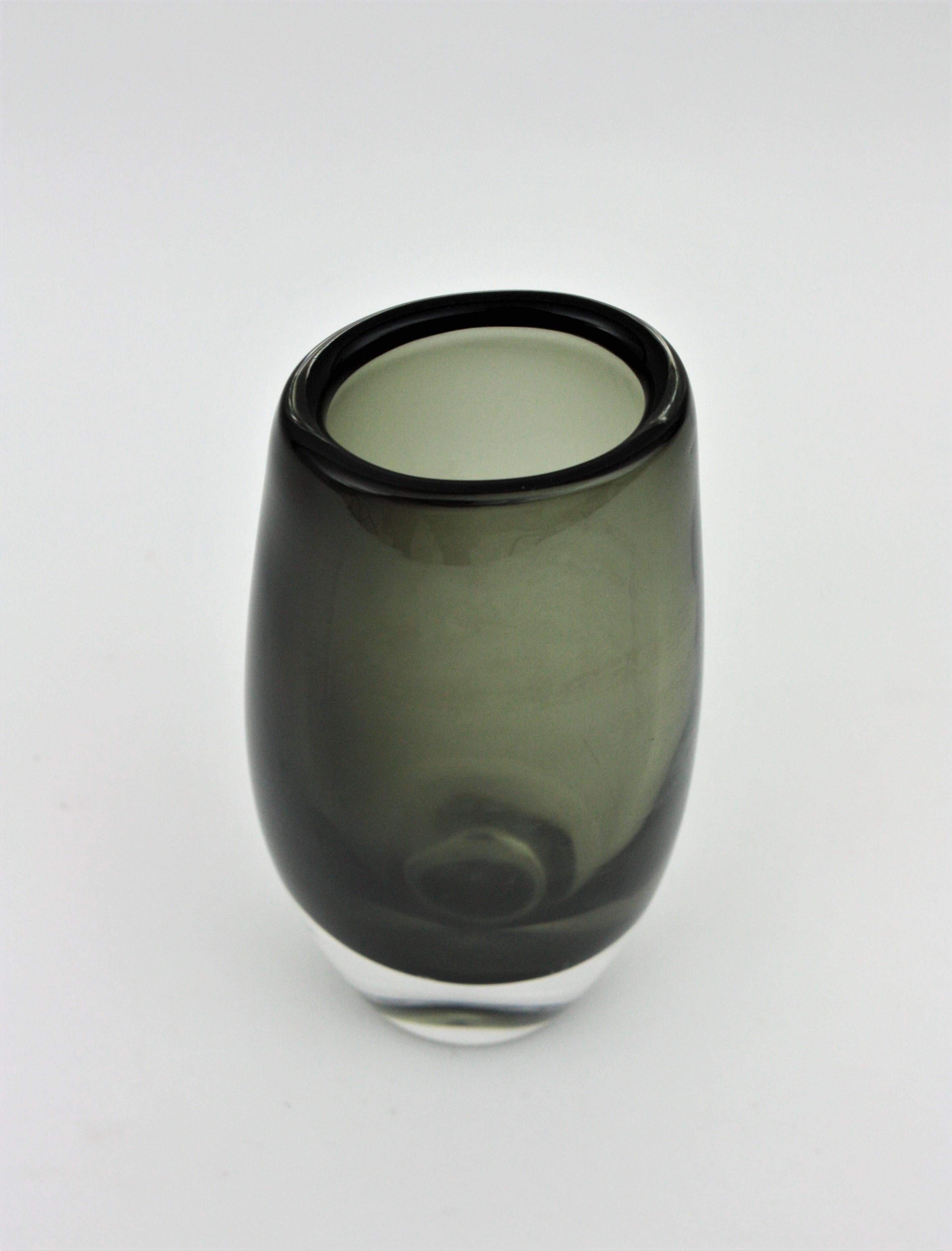 Schwedische moderne Nils Landberg Orrefors Sommerso Große Vase aus rauchgrauem Glas im Angebot 3