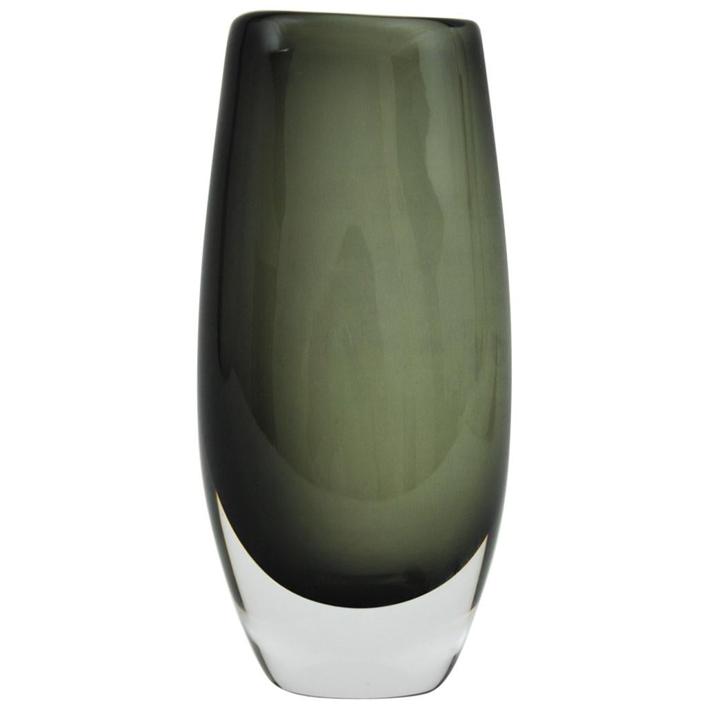 Schwedische moderne Nils Landberg Orrefors Sommerso Große Vase aus rauchgrauem Glas im Angebot