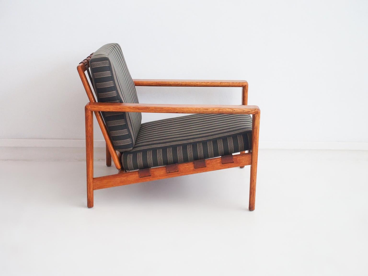Sillón moderno sueco de roble Bodö de Svante Skogh siglo XX en venta