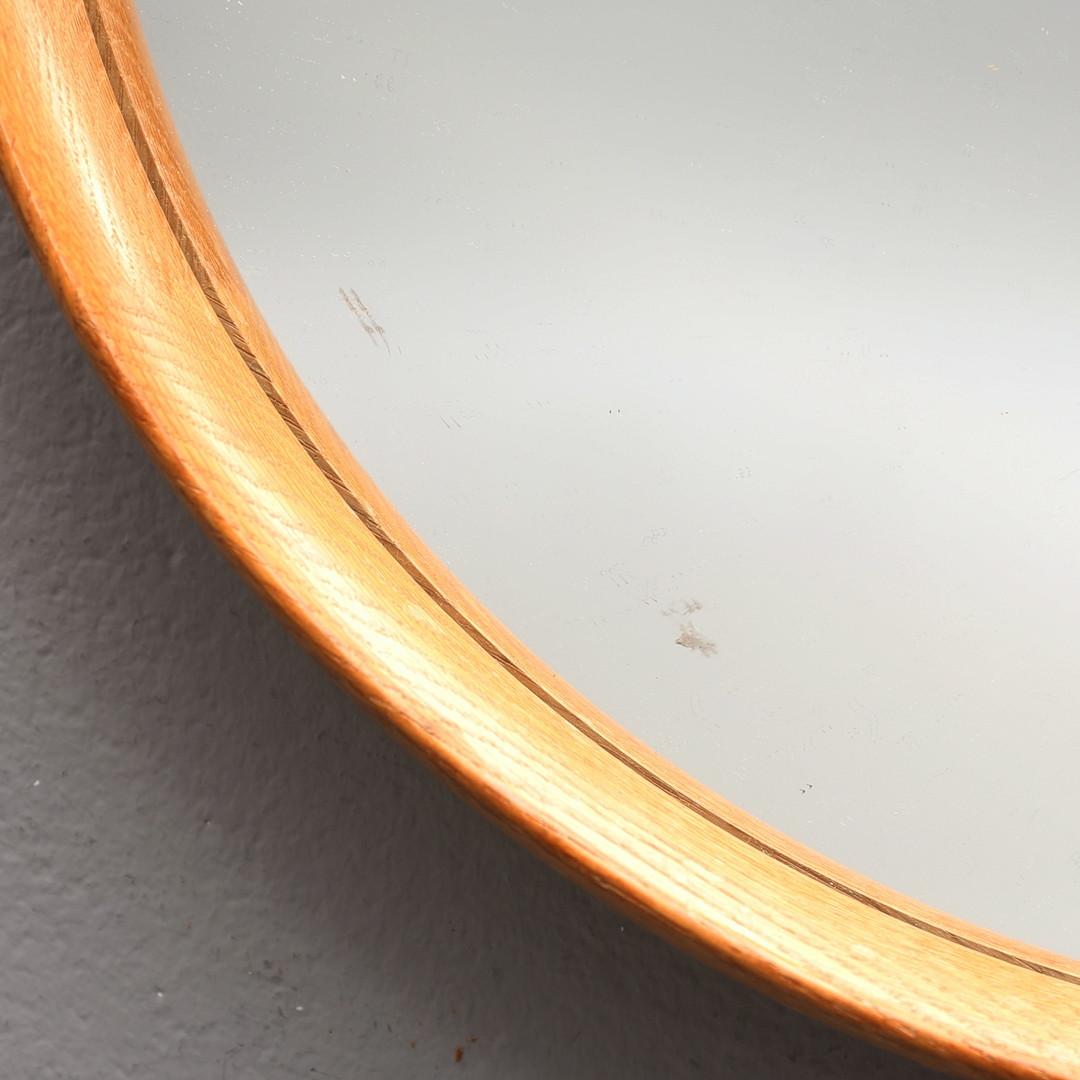 Uno and Osten Kristiansson round oak mirror by Luxus, Sweden, 1960s.
This vintage oak mirror is designed by renowned midcentury Swedish designers Uno and Osten Kristiansson for Luxus in the 1960s. It is truly an exquisite and sought after