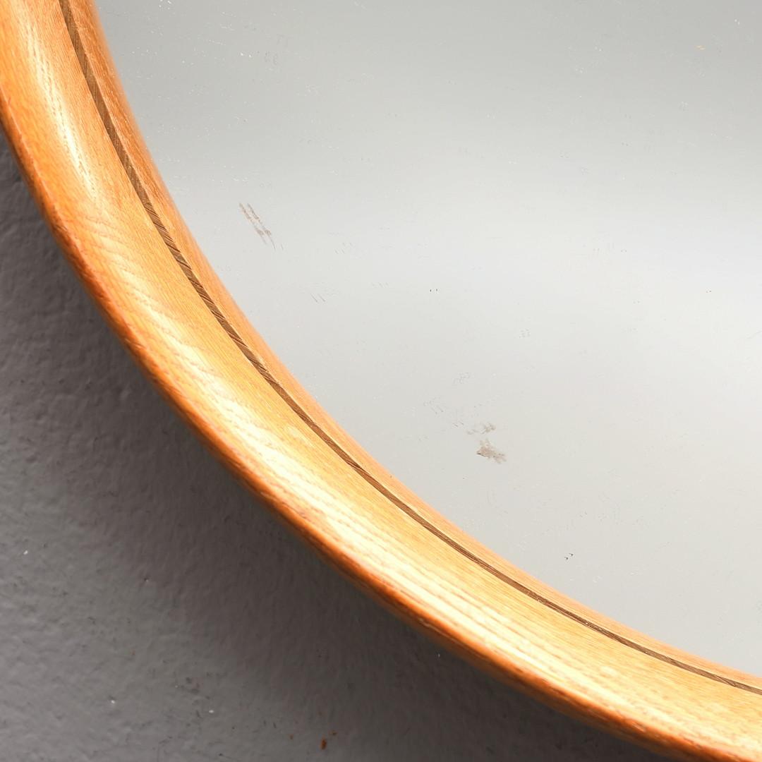 Miroir rond en chêne Uno et Osten Kristiansson de Luxus, Suède, années 1960.
Ce miroir vintage en chêne a été conçu par les célèbres designers suédois du milieu du siècle Uno et Osten Kristiansson pour Luxus dans les années 1960. Il s'agit vraiment