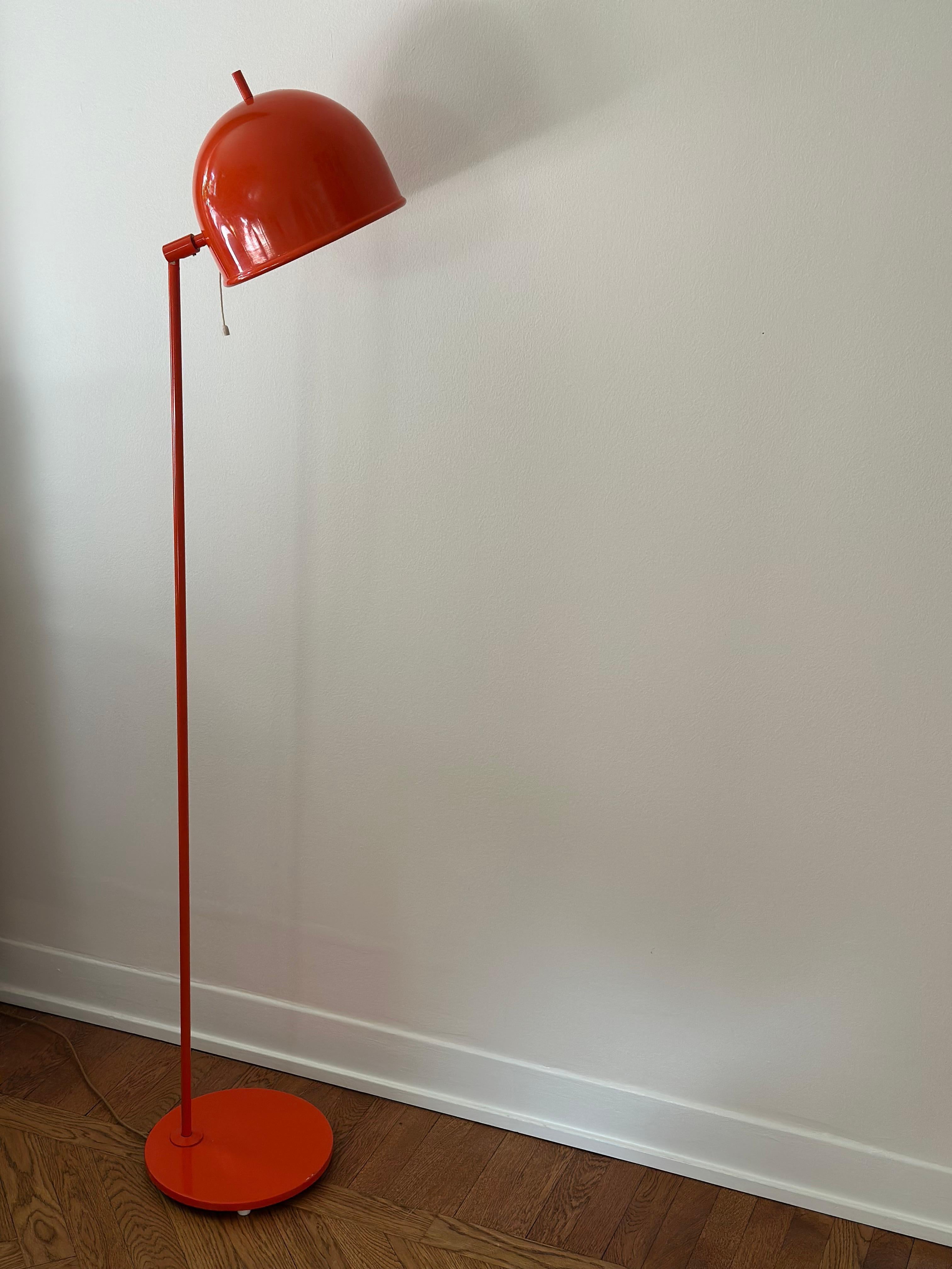 Iconic Mid-Century Modern Stehleuchte G-075 in einem erstaunlichen Bold Orange Tone mit verstellbarem Schirm.
Hergestellt in den 1960er Jahren vom schwedischen Unternehmen Bergboms. Entworfen von Eje Ahlgren. 

Die vorstehende Stange an der