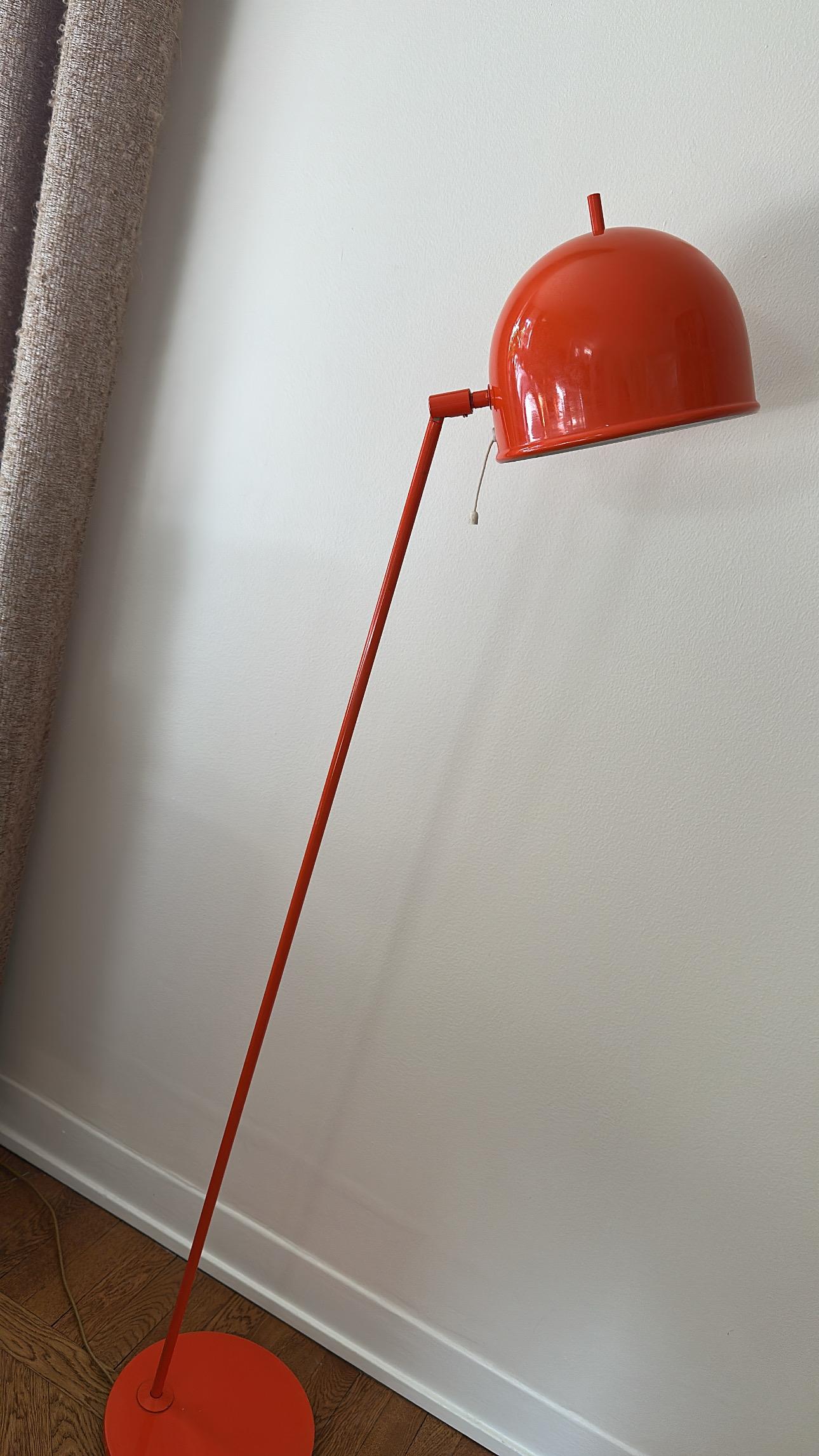 Schwedische moderne orangefarbene Stehlampe G-075 von Bergboms, 1960er Jahre. (Moderne der Mitte des Jahrhunderts) im Angebot